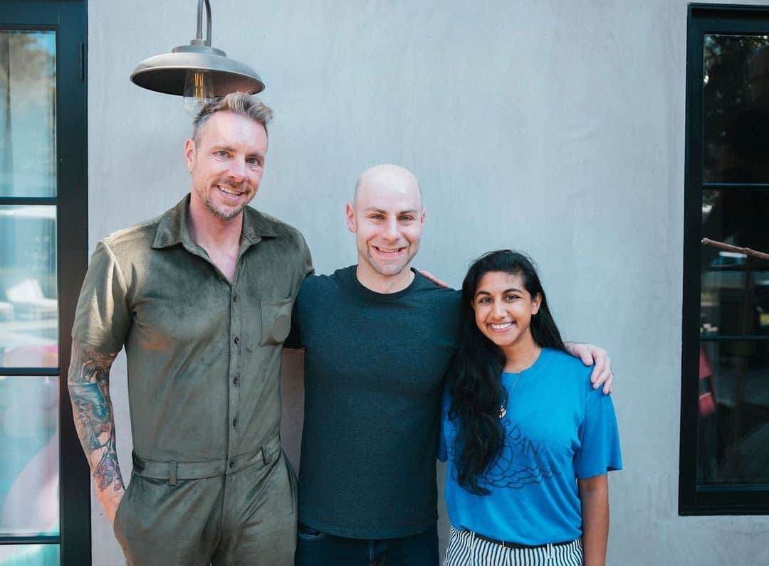 ダックス・シェパードのインスタグラム：「My good friend @adamgrant is back for a third lap in the attic. He’s the most dependable good time in all of academia 💙 @armchairexppod」