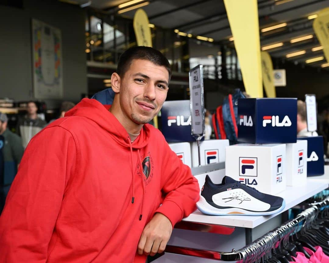 カロリナ・プリスコバのインスタグラム：「👋Popyrin   Thanks for stopping by the FILA retail booth at  The Erste Bank Open 🎾  #filatennis」