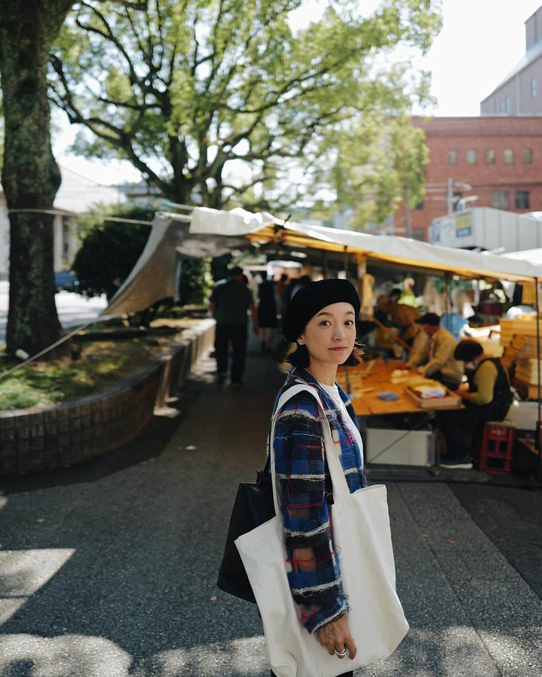 高山都さんのインスタグラム写真 - (高山都Instagram)「日曜日は、この4倍くらいだって言ってたけど、木曜市へ。 野菜やフルーツ買ったり、買い食いで芋天や焼き鳥食べたり。 普段目にしたり手に取れないものが、作り手さんの話を聞きながら買い物できて、ほんとうに楽しい！ 美味しいし、なんか生活と近い感じがほっこり優しくて好きな感じでした。 次は日曜日に満を辞して行こうと思います。 #都の旅の記録  #高知 #安井家と高知」10月27日 1時00分 - miyare38