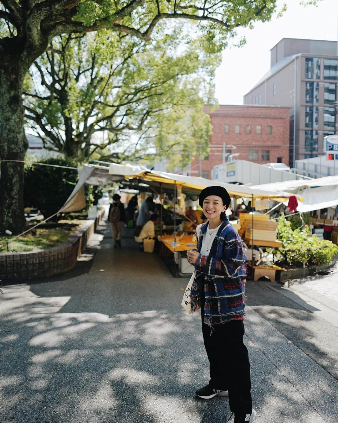 高山都さんのインスタグラム写真 - (高山都Instagram)「日曜日は、この4倍くらいだって言ってたけど、木曜市へ。 野菜やフルーツ買ったり、買い食いで芋天や焼き鳥食べたり。 普段目にしたり手に取れないものが、作り手さんの話を聞きながら買い物できて、ほんとうに楽しい！ 美味しいし、なんか生活と近い感じがほっこり優しくて好きな感じでした。 次は日曜日に満を辞して行こうと思います。 #都の旅の記録  #高知 #安井家と高知」10月27日 1時00分 - miyare38