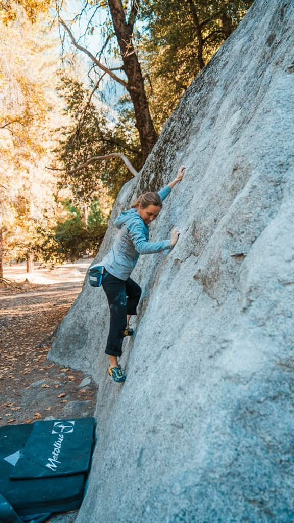 ベス・ロッデンのインスタグラム：「Slabs are rad…or just my favorite way to bumble back into climbing.  After my longest break from climbing since pregnancy (thank you concussion and TFCC injury) I feel a bit like a baby deer on ice. It’s always a trip coming back from injury, being both frustrating and exciting, loving being out with friends but wishing I could keep up, the highs and the lows, all the things.  I’ve had so many injuries and lessons along with them to remember, but the one thing I try to hold onto is that the rocks will (most likely) always be there. Happy to be back to bumbling around on one of my favorite boulders. Oh, and also really happy the Deviator jacket is back from @outdoorresearch … thanks for the video @skyestoury !!」