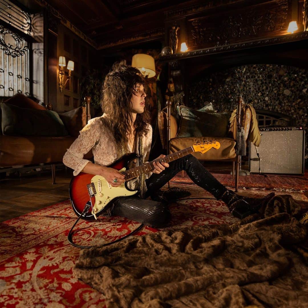 Fender Guitarのインスタグラム：「Take a closer look at the Vintera II 60s Stratocaster, featuring a classic “C”-shaped neck, rosewood fingerboard and vintage-style mid-60s pickups for the sweet, sparkling tone that made Fender famous. Visit the link in bio to learn more.  Feat. @andrewberkeleymartin」