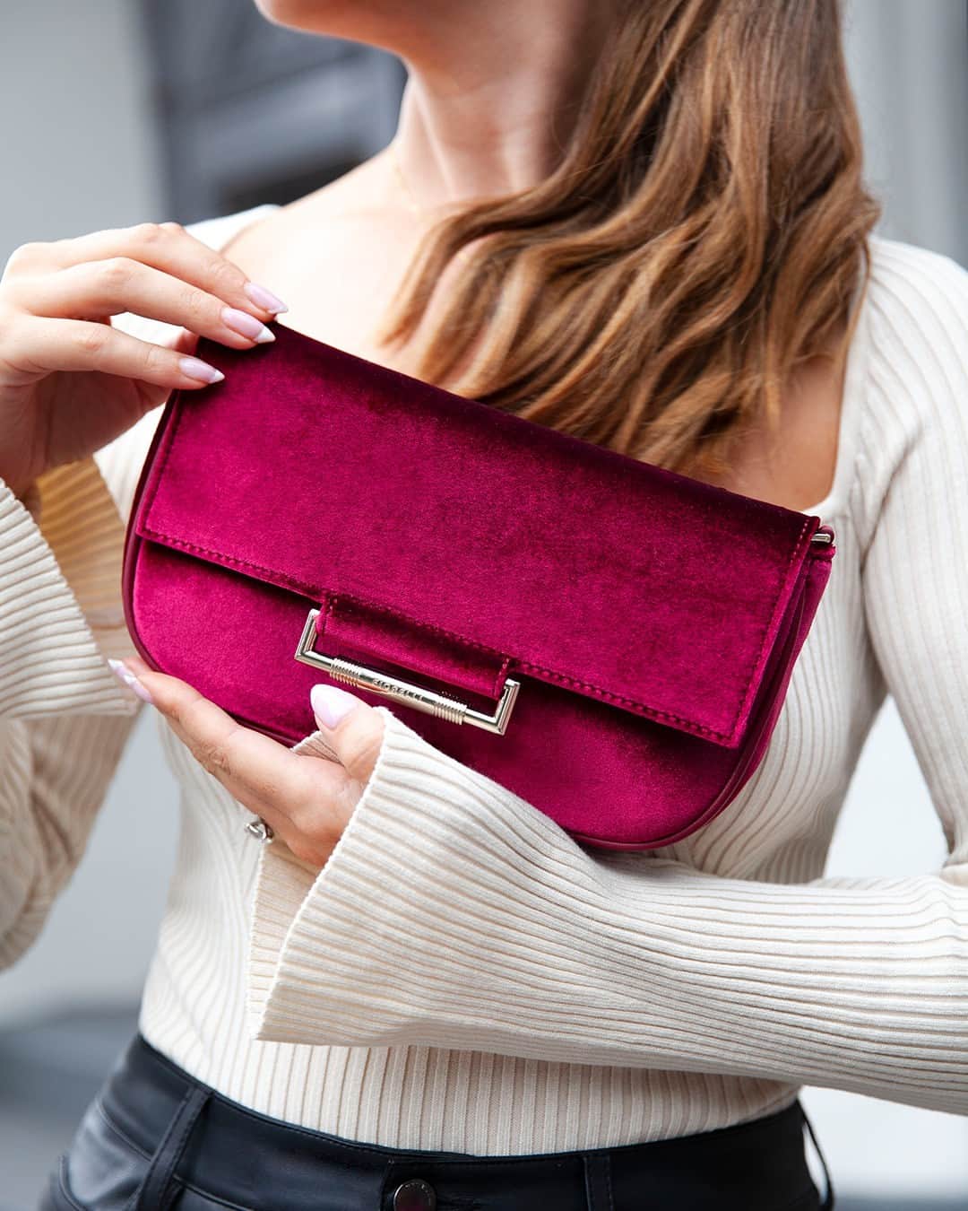 フィオレッリのインスタグラム：「Luxe red velvet to elevate your accessory collection this season 😍 #FiorelliBags」