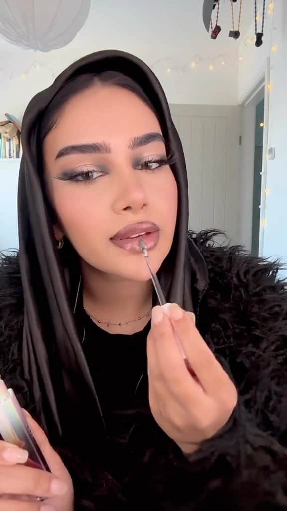 Huda Kattanのインスタグラム：「Big love to @aaliyah.jm for rockin’ our NEW Pretty Grunge Silk Balm in black! 🖤✨ Bringing those everyday grunge vibes to life ! 🤘💄    🌍  𝗔𝗩𝗔𝗜𝗟𝗔𝗕𝗟𝗘 𝗚𝗟𝗢𝗕𝗔𝗟𝗟𝗬 𝗡𝗢𝗩 𝟭 🌎 #PrettyGrunge」