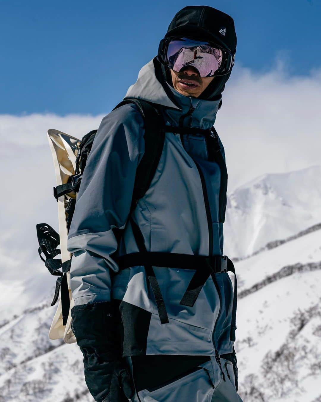 Snow Peak USAのインスタグラム：「Shop the Snow Peak x Mountain of Moods collection for limited-edition snow apparel made for an active mountain lifestyle. Designed at the base of Mt. Tanigawa in Japan, the capsule features technical fabrics with thoughtful details.   #snowpeakusa #mountainofmoods #aw23apparel #snowpeakapparel」