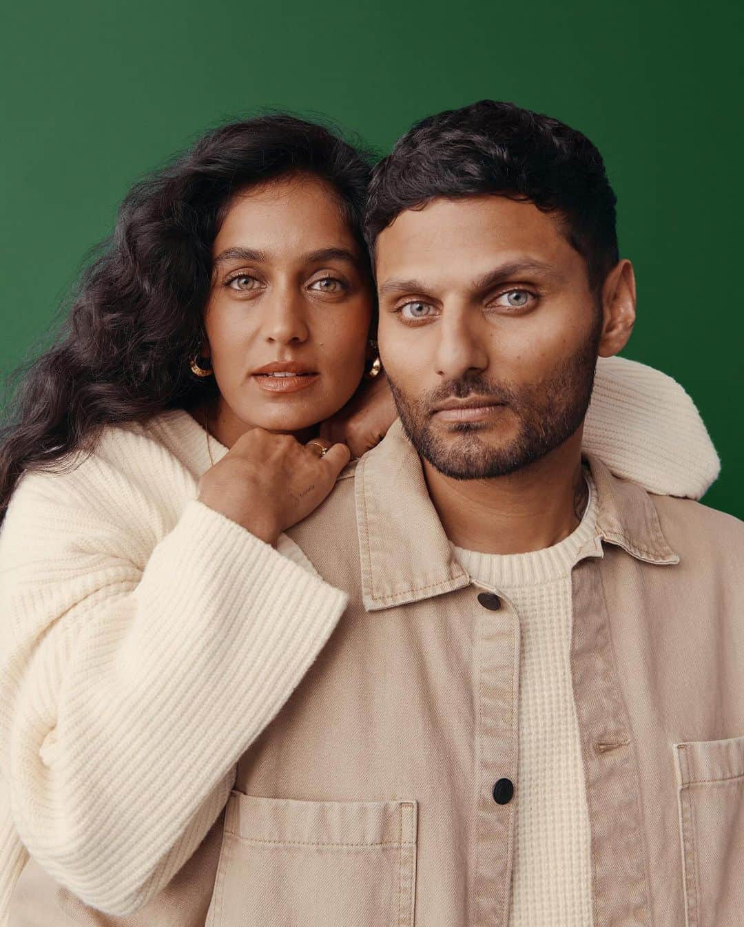 GAPのインスタグラム：「Gifted. Gratitude.   Jay Shetty and Radhi Devlukia for Gap, Holiday 2023.」