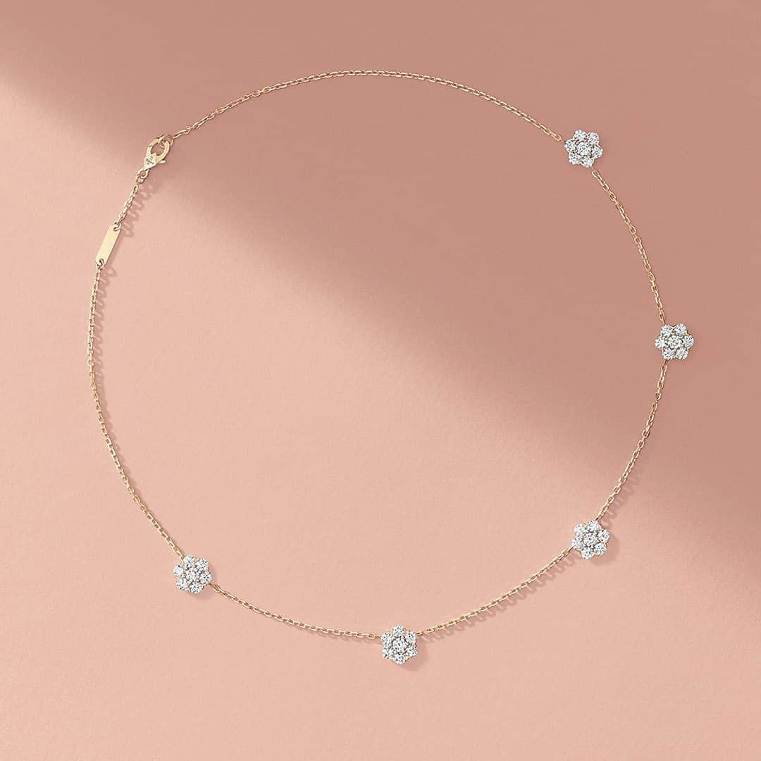 ヴァンクリーフ&アーペルのインスタグラム：「Brighten up your neckline with the new Fleurette necklace in rose gold and diamonds. Known as the hardest of all precious stones and carefully selected by the Maison's experts, the diamonds reveal their enchanting purity…   #VCAFleurette #VCAdiamond #VanCleefArpels #diamonds   Photographer: @amanda.sellem」