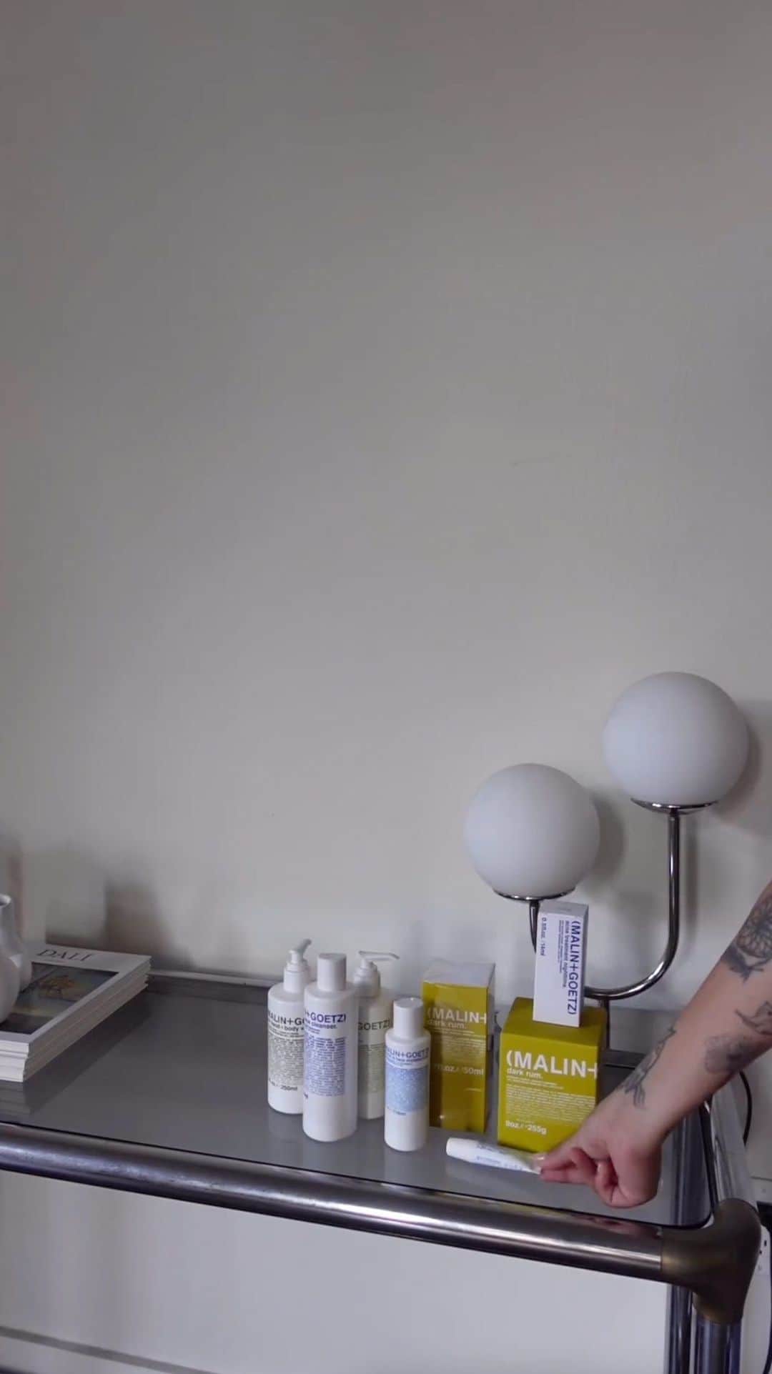 マリン&ゴッツのインスタグラム：「kit your house with MALIN+GOETZ self care goodies ft. @javiera 💙」