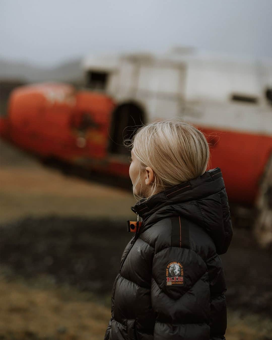 パラジャンパーズのインスタグラム：「At home, whatever the location.   Tilly, Hollywood series  #ParajumpersXAnthonyBogdan #ForYourJourney   #Parajumpers #AnthonyBogdan #FW23 #Outerwear #ParajumpersFW23 #WinterOutfitInspo #FallWinter23 #Iceland #Travel #Wanderlust #VisitIceland #Hiking #Puffers #FallFashion #KidsOuterwear」