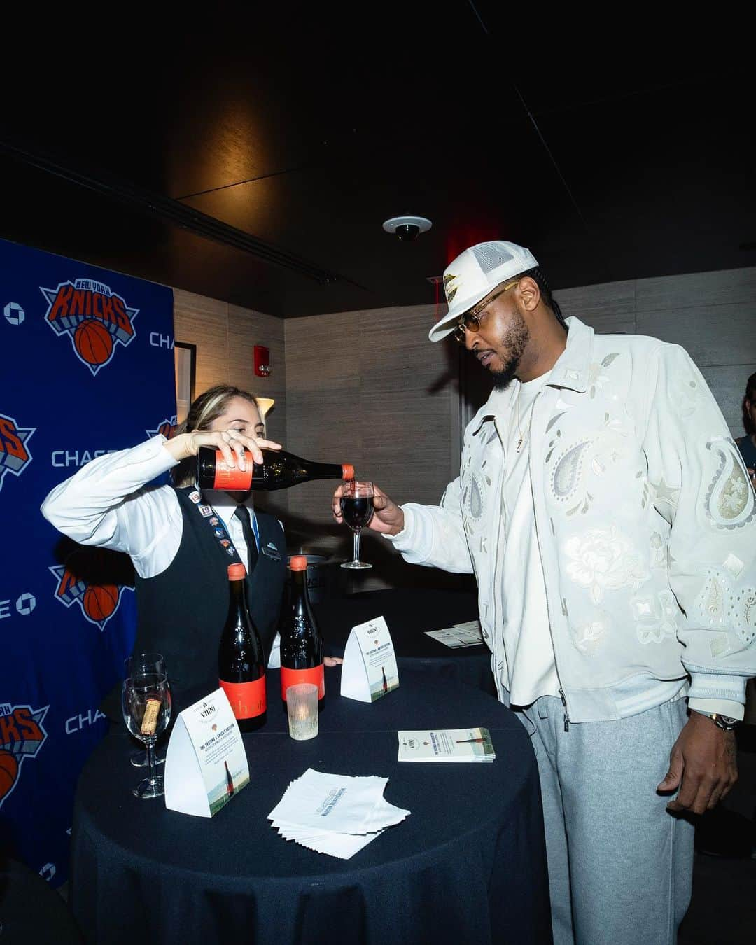 カーメロ・アンソニーさんのインスタグラム写真 - (カーメロ・アンソニーInstagram)「Great to be back in @thegarden! You know I had to bring @viin7estate with me 🍷🫡」10月27日 1時04分 - carmeloanthony