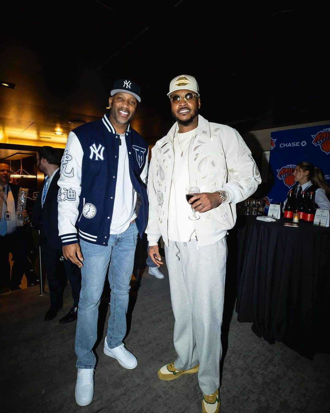 カーメロ・アンソニーさんのインスタグラム写真 - (カーメロ・アンソニーInstagram)「Great to be back in @thegarden! You know I had to bring @viin7estate with me 🍷🫡」10月27日 1時04分 - carmeloanthony