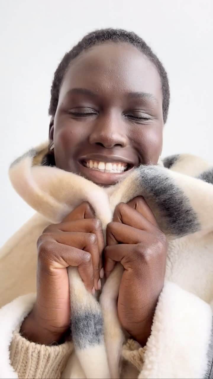 Nordstromのインスタグラム：「Incoming: cozy season. All of your cold-weather fashion essentials are finally here. Tap to add the newest winter-ready styles to bag at the link in bio.」