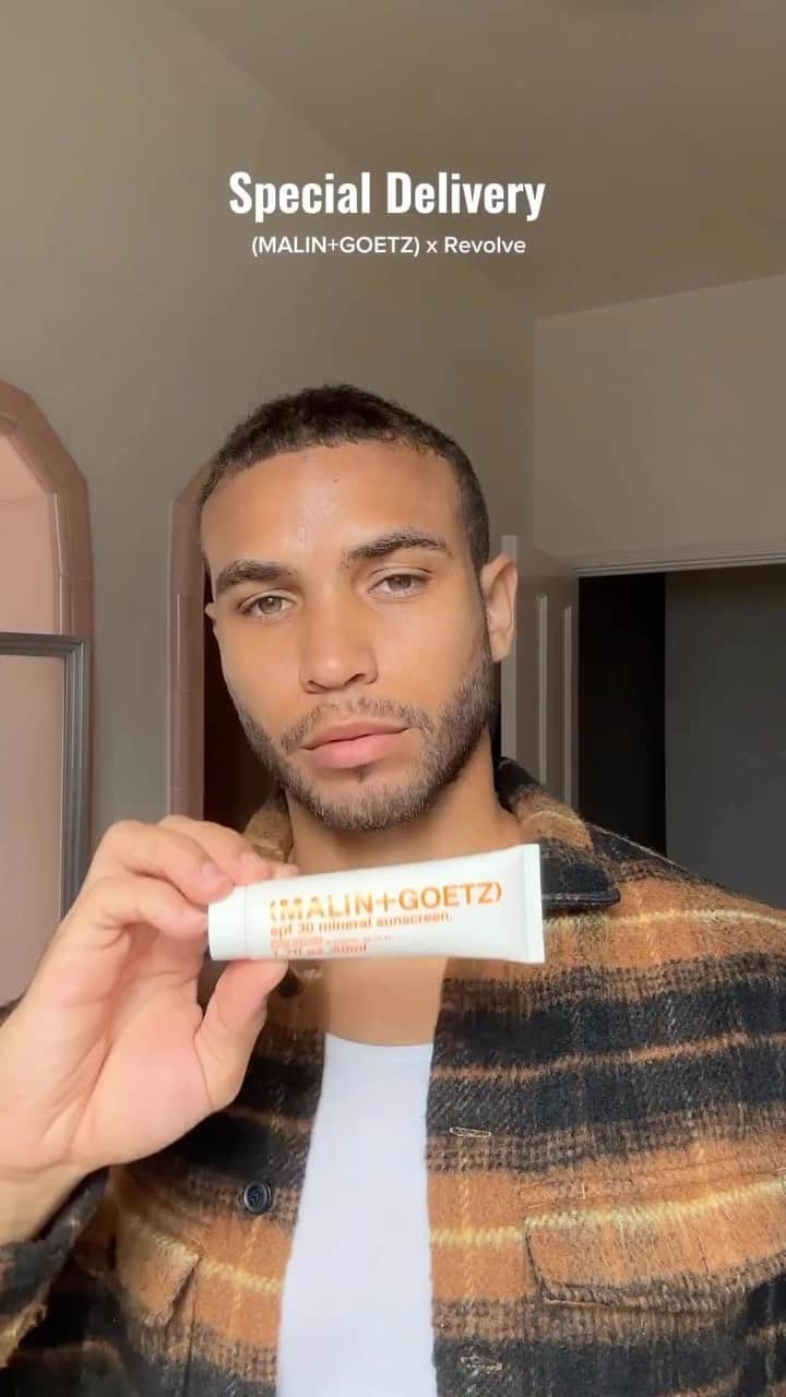 マリン&ゴッツのインスタグラム：「special delivery. 🎁  we pulled up with @revolve last week to surprise @mr.moxam + @unwosu with our best-selling self care essentials + treats from @levainbakery.」