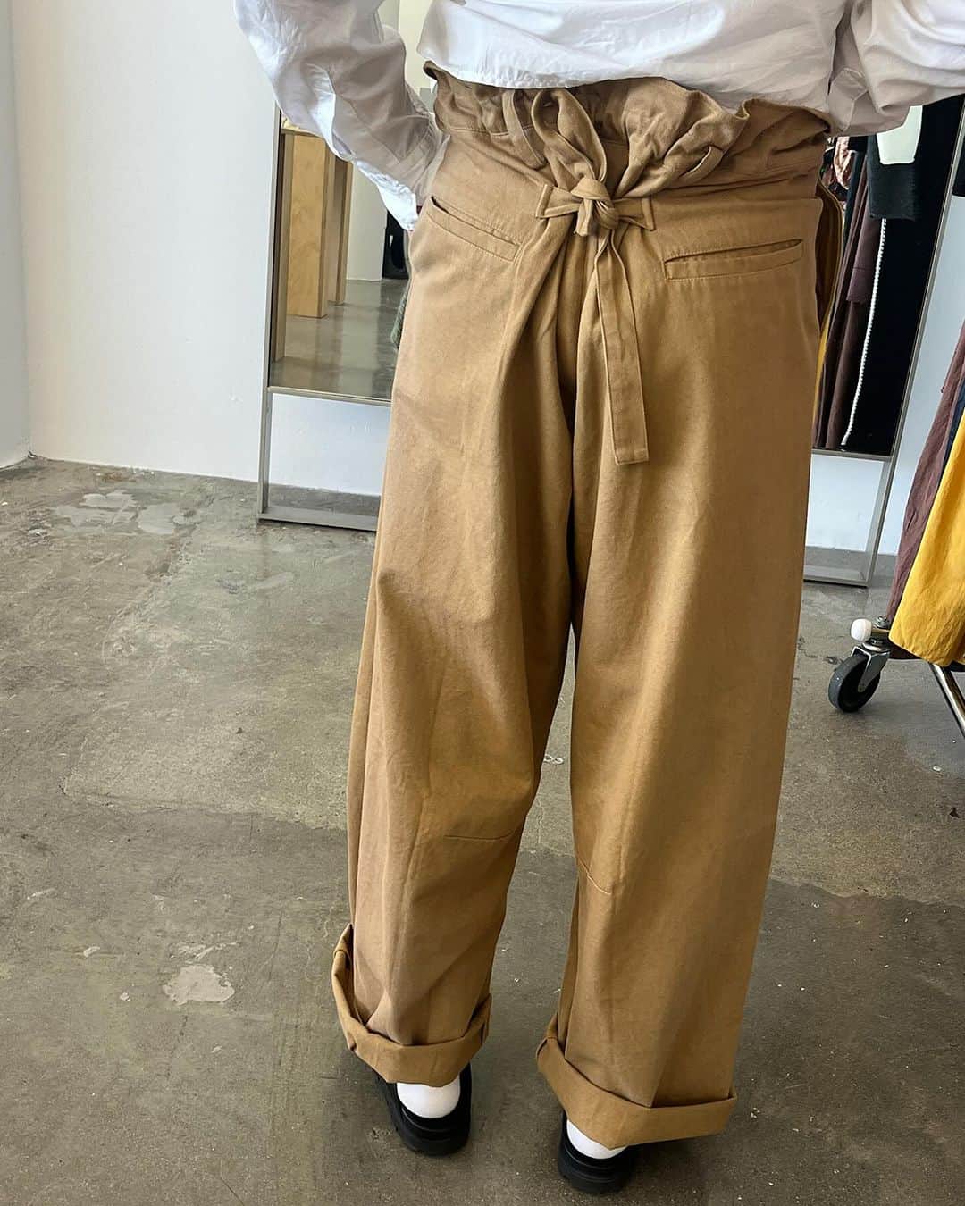 チャンルーさんのインスタグラム写真 - (チャンルーInstagram)「Our favorite pant from Holiday ‘23 is unisex! Our friend Bobby visits our LA showroom wearing the Paper Bag Barrel pant in Khaki 💫」10月27日 1時16分 - chanluu