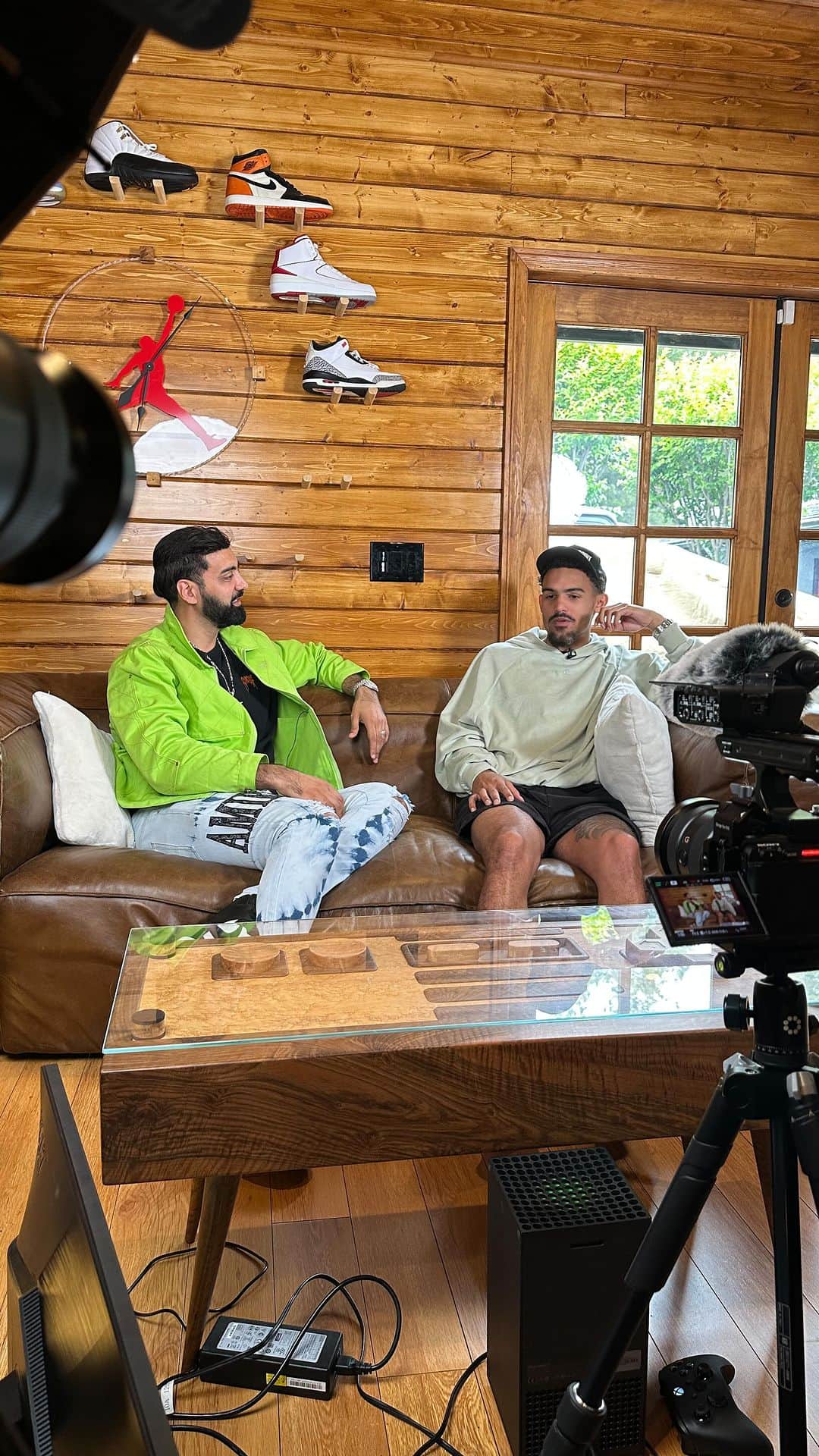 のインスタグラム：「Asked @traeyoung if New York was the toughest arena to play in  “That ain’t tough” 😳  Ep. 2 of the Blacktop with Trae Young is now up! Link in bio. S/o to @losangelesconfidential for this one」