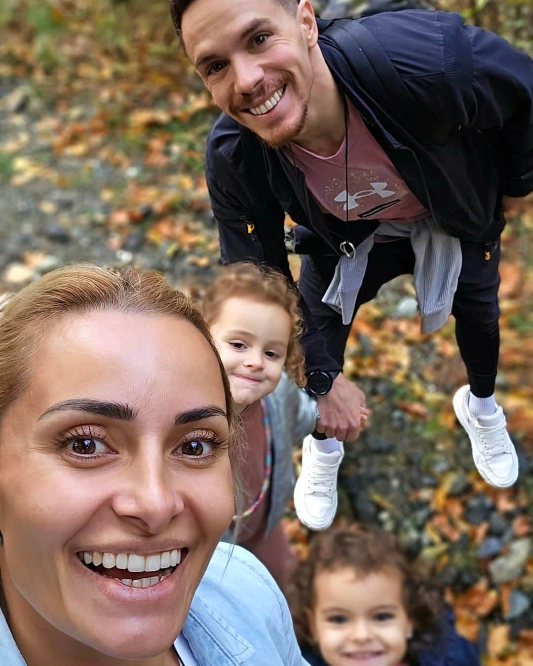 バシリキ・ミロウシのインスタグラム：「Τα βουνά ήταν σχεδόν μονόδρομος 😅μετά από το στρες που είχαμε και  οι δύο.. ίσως και οι τέσσερις!  #familytime #familytrip #recharge #petrouniasfamily #metsovo」