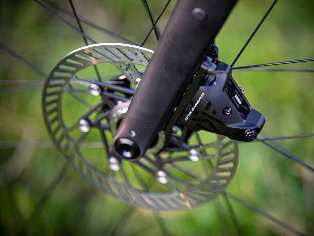 カンパニョーロのインスタグラム：「Ekar: The World's lightest gravel groupset.  Wide range, close ratio and no compromise, Ekar is designed from the ground up to give you the very best performance, riding experience and reliability for gravel, all-road and endurance riding on the toughest terrain where you want to face and challenge yourself.  Find out more about Campagnolo groupsets through the link in our bio.  #Campagnolo #CampagnoloEkar #Ekar #GravelRiding」