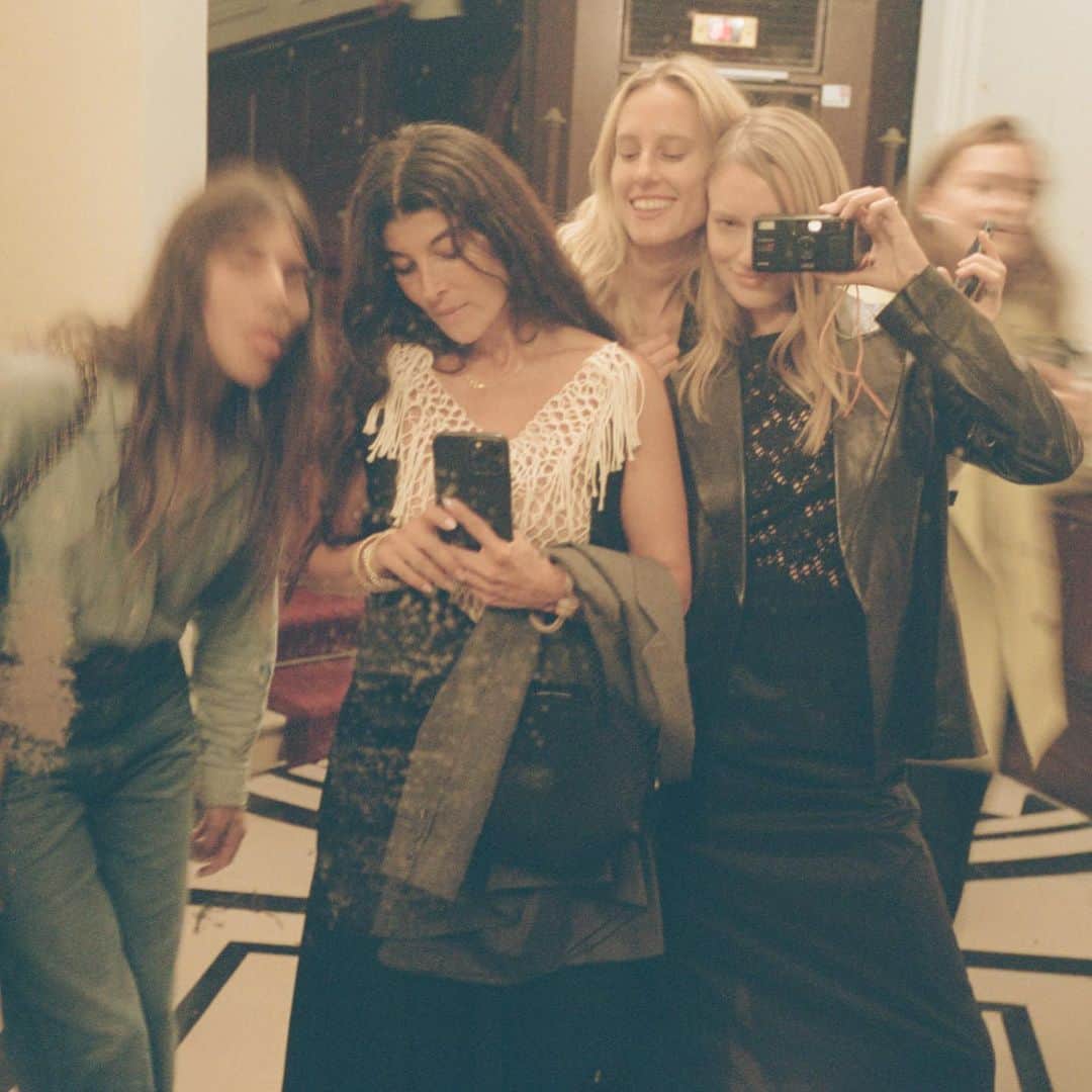 マヤ・ステッパーのインスタグラム：「Surrounded by wonderful women 🌹」