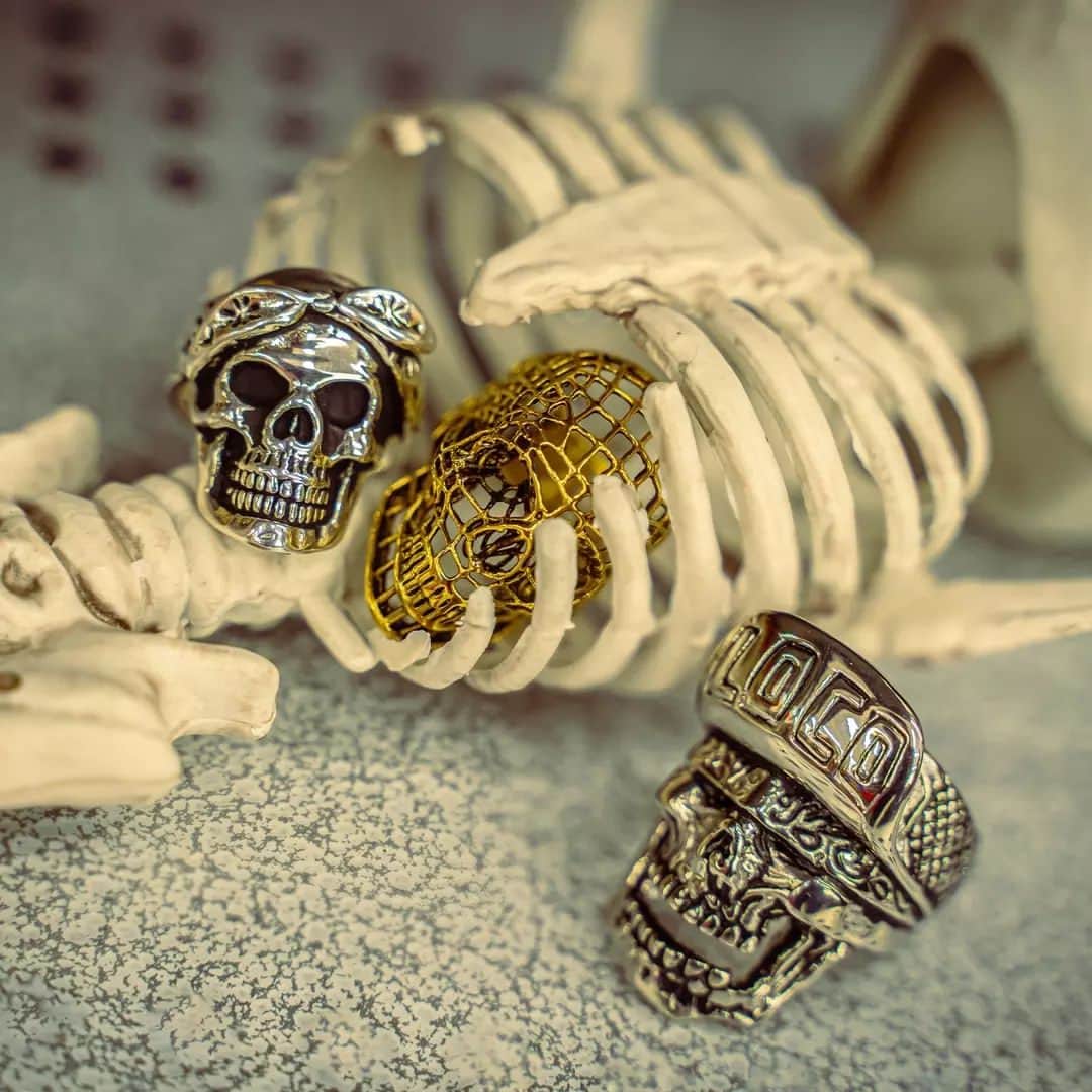 ハンチョロのインスタグラム：「October = Skulls. Which ones are you rocking!?  . . . #LALifestyleJewelry #WestCoastSkatePunk #VeniceToEastLA」