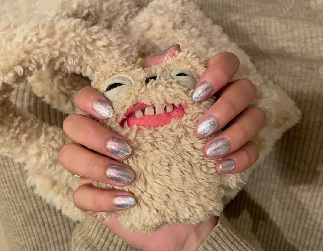 七瀬美月さんのインスタグラム写真 - (七瀬美月Instagram)「まぐねっとnail💅 silver pink 💞  友達にfugglerの大きいのあげたら 小さいのみつけて欲しくなって購入😂 すきっ歯🦷がたまらん🩷  #silverpink#magnetnails#nail #冬nail#gn#ファグラー#fuggler #ランデブー」10月27日 1時17分 - yskwask1114