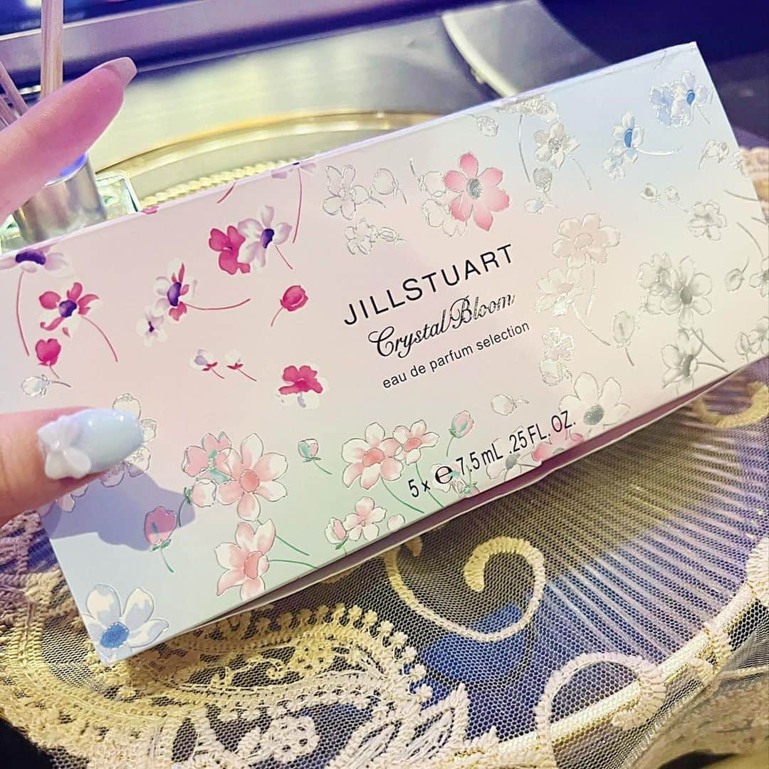 辻りんのインスタグラム：「ほしいものリストから プレゼントが！！  可愛すぎる香水🤦‍♀️💕🫧 映え🥺🤞💕💕  #JILLSTUART #ジルスチュアート #香水 #化粧品 #じるすちゅあーと  #花柄 #映え」