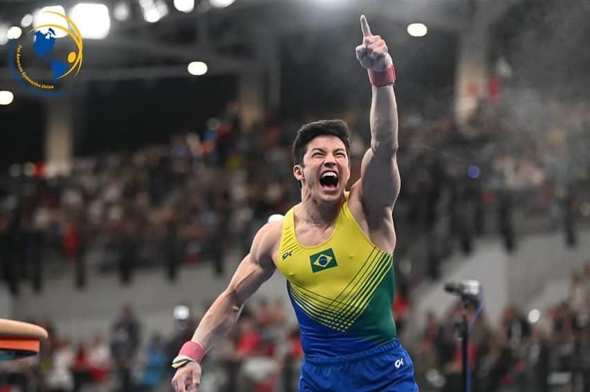 アルトゥール・オヤカワ・マリアノのインスタグラム：「Quando a imagem fala em voz alta… 💙💚💛🩵 Photo: @upagpagu @rbufolin   #jogospanamericanos #pan #panams #stgo2023 #gymnastics」
