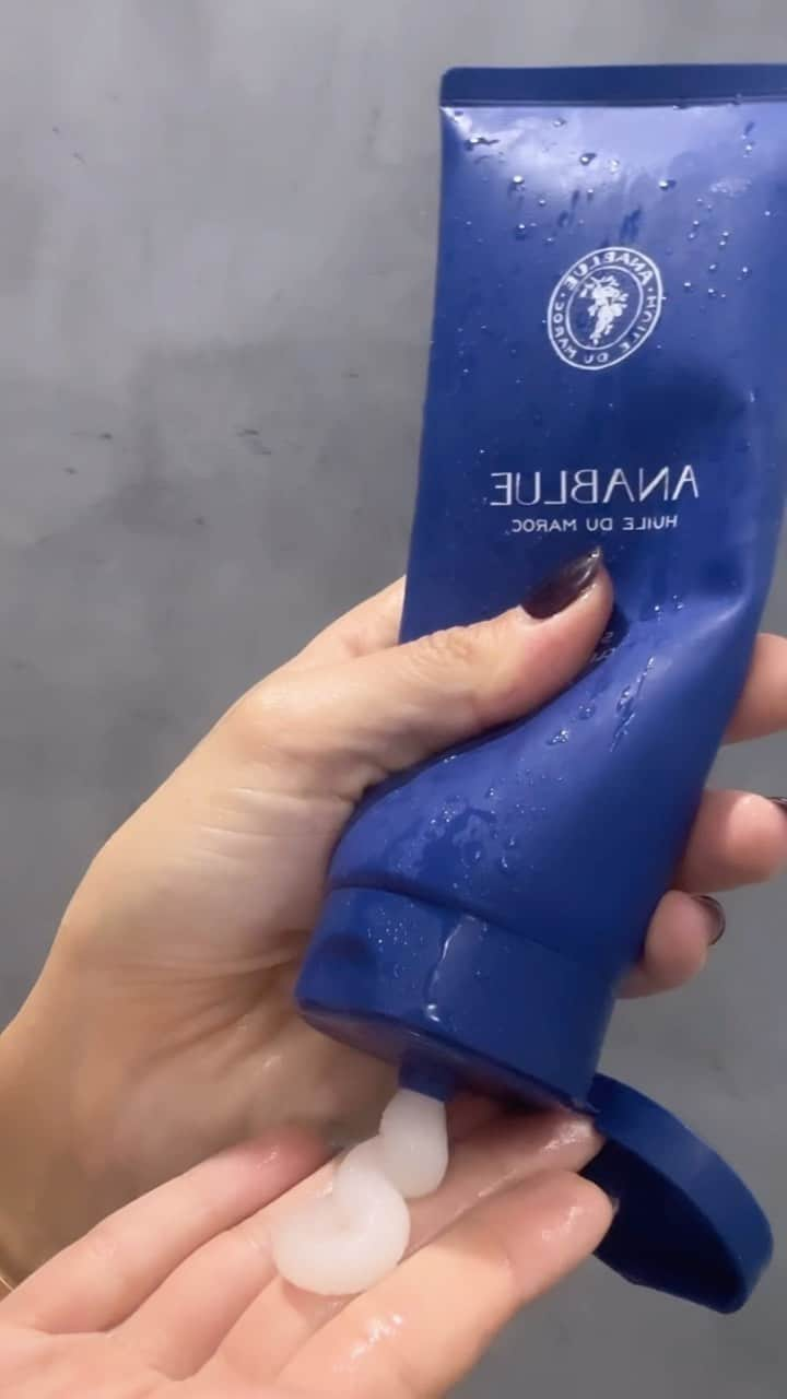 ローレン・ペルツのインスタグラム：「I love love love our @anablueofficial scalp cleanser. It’s really alll you need for wash day 💙」