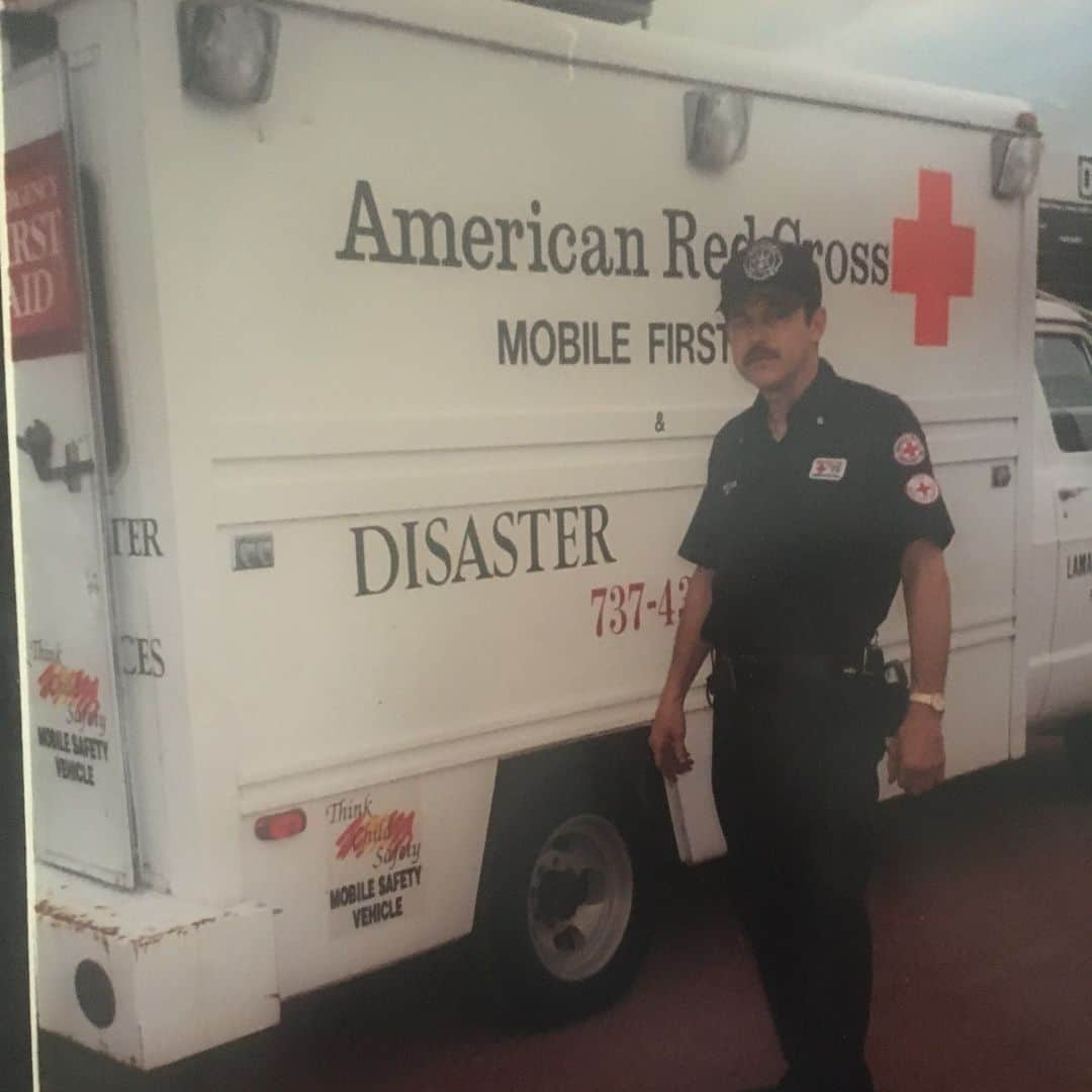 ネーブ・キャンベルのインスタグラム：「“I just enjoy helping people.” ⬅️ That's why Joseph Misek has been a Red Cross volunteer for 52 years. 🥹  Joseph serves the @RedCrossNTX region in any way he can, from responding to home fires and other disasters to supporting military families. But he got his start as a Red Cross First Aid Instructor.   In his early 20s, while working in emergency management, Joseph began learning about first aid. After taking classes, he decided to get certified to teach lifesaving skills himself.  Joseph taught firefighters and even helped build a mobile first aid station, which traveled to multiple community events. After 15 years as an instructor, he became the head of First Aid Safety Services in his region.  Today, Joseph serves the Red Cross mission at all hours of the day and night. If a home fire happens at 2 a.m., he's there to provide comfort and support to the people affected.  “You get up in the middle of the night," Joseph said. "But you got to serve the public and go where you’re needed.”  We are grateful for volunteers like Joseph who are always ready to answer the call to help their communities. ❤️  #ThankYouVolunteers #FirstAid #DisasterResponse #FireFighters #EmergencyManagement #RedCross」