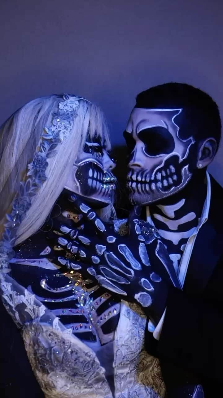 リアン Vのインスタグラム：「Throwback to one of our favorite costumes! @wearethebenjamins 💀 What are you dressing up as this year?」