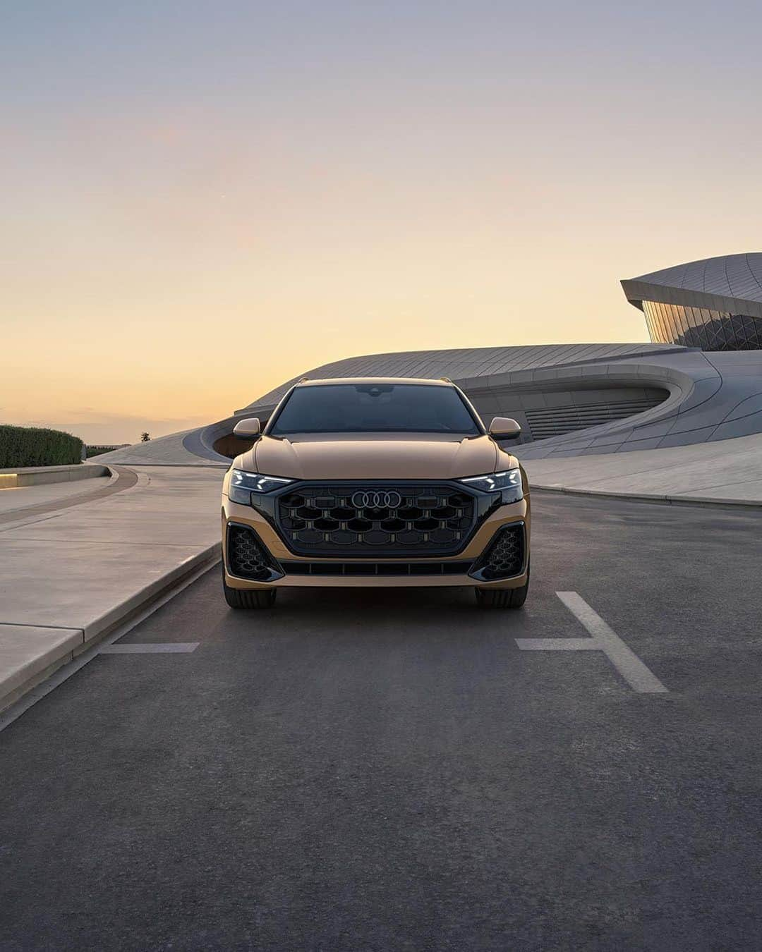 Audiさんのインスタグラム写真 - (AudiInstagram)「Modern mobility takes its finest form. Introducing the 2024 Audi Q8. Visit the link in our bio to learn more.」10月27日 1時35分 - audi