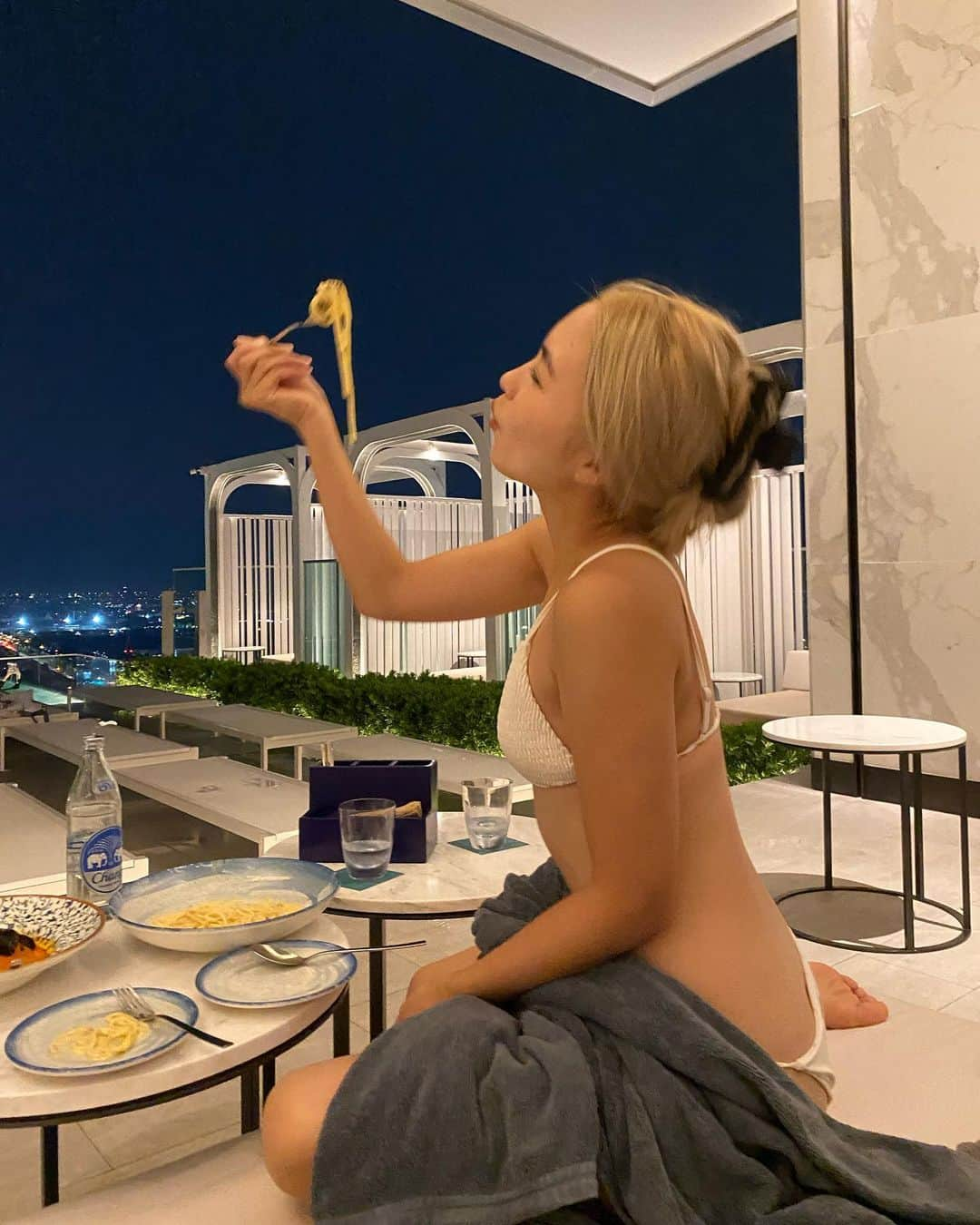 廣瀬なつきのインスタグラム：「プールでご飯した時の♡幸せぇ」