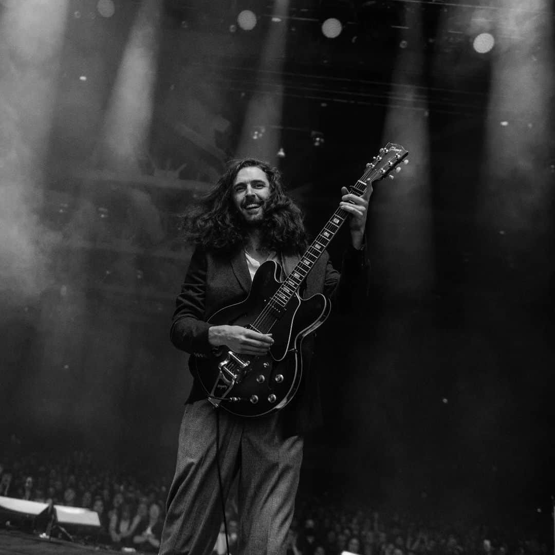 ホージアのインスタグラム：「Seattle! That was such an amazing welcome back, thank you for giving this lad such a lift. Being in the North West always feels a little like home.   📸 @ruthlessimagery」