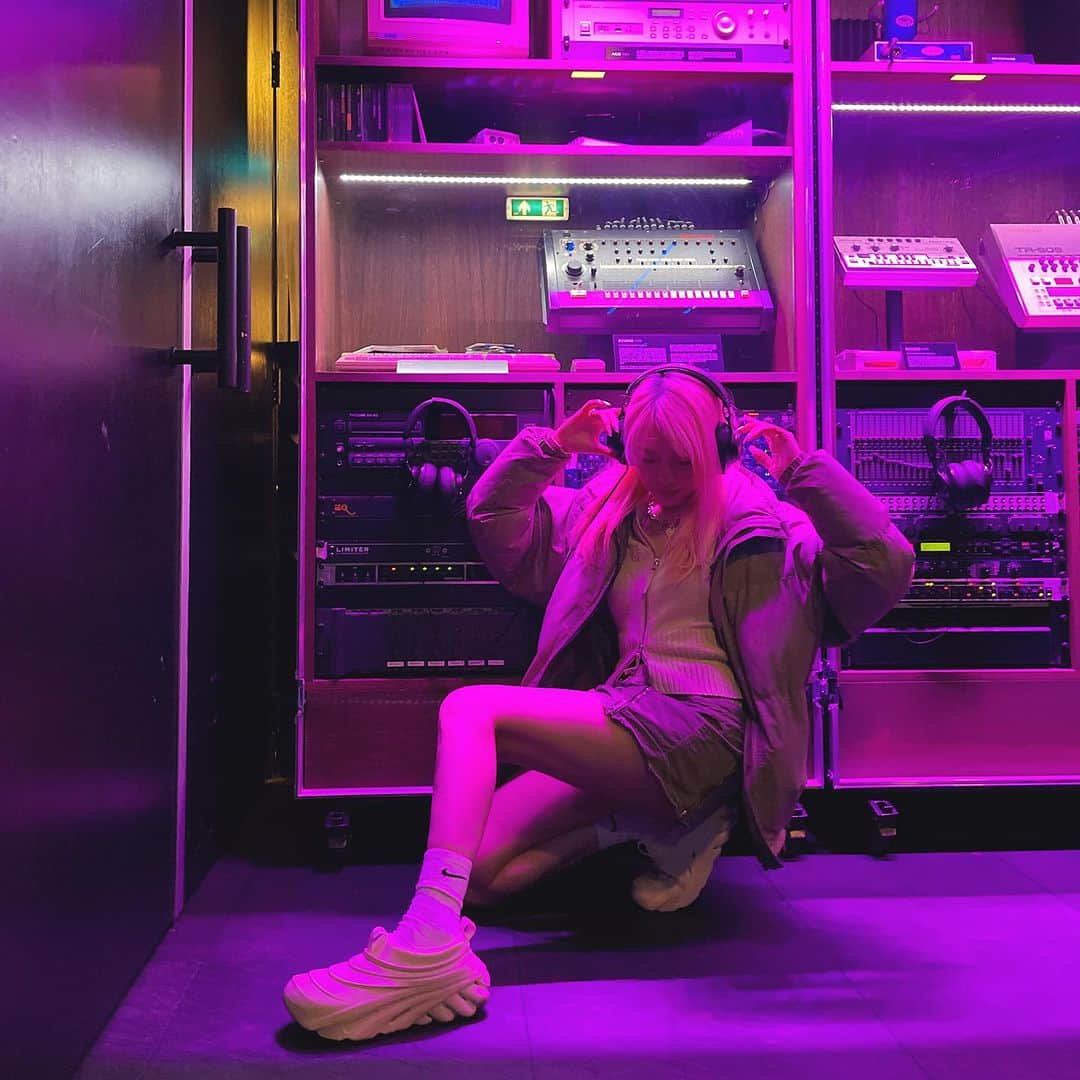 Eva Cheung☆のインスタグラム：「Our House Museum Amsterdam 🎼🎛️🔈 阿姆斯特丹電音博物館   Our House 把電音與博物館結合,以一場演出的形式介紹DJ & Club的歷史文化，讓你身臨其境的感受電子舞曲音樂的過去、現在、末來的沈浸式博物館，互動性極高，還可以上手體驗做DJ打碟，又好玩又精彩！去到電音之國荷蘭必行的博物館之一！  📍Our House Amsterdam, Amstelstraat 24, 1017 DA  @airamsterdam @our_house_museum  #amsterdam #ade2023 #ourhousemuseum #airclub  #amsterdamdanceevent」