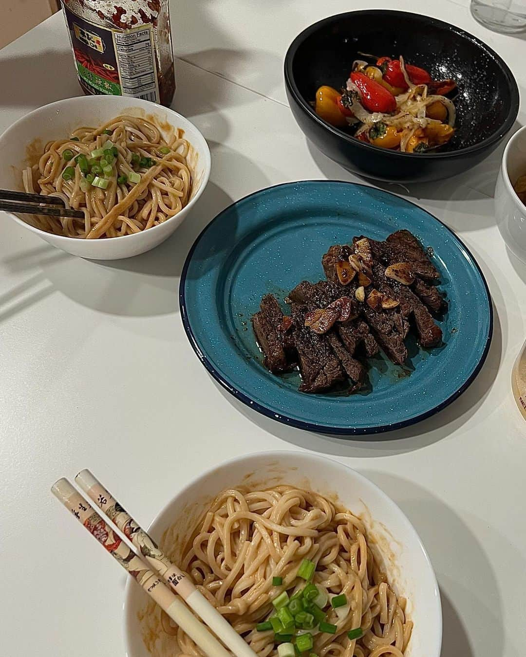 Duncanさんのインスタグラム写真 - (DuncanInstagram)「珍惜會為了你煮飯的人🥹  這次在維吉尼亞待了五個星期，最深刻的體悟就是早睡早起三餐正常，好好睡覺好好吃飯好好過生活。  1. 阿J師做的牛肉蓋飯差點忘了自己不是在餐廳 2. 阿J師不要蝦漿都自己做喔我又忘了自己在哪 3. 豬排也難不倒阿J師，馬鈴薯泥是我妹做的 4. 阿J師開餐車的話我要投資 5. 欸阿J師不要連瑪薩拉都會啦喂 6. 怎麼可能在維吉尼亞吃到這麼好吃的雞肉飯 7. 簡單但難忘的一頓早餐，謝謝妹妹阿J師 8. 妹的拿手菜：雞肉蔬菜史度（精選III有食譜） 9. 很少下廚的蘇珊阿姨煮了我超愛吃的櫛瓜麵，我是因為她才認識阿櫛的 10. 平常不下廚的安妮幫我做了牛排跟麻醬麵  好了我要睡了晚安：） . #homecookedmeals #family #friends #virginia #duncan #2023 #life #duncandesign」10月27日 1時46分 - duncan_design