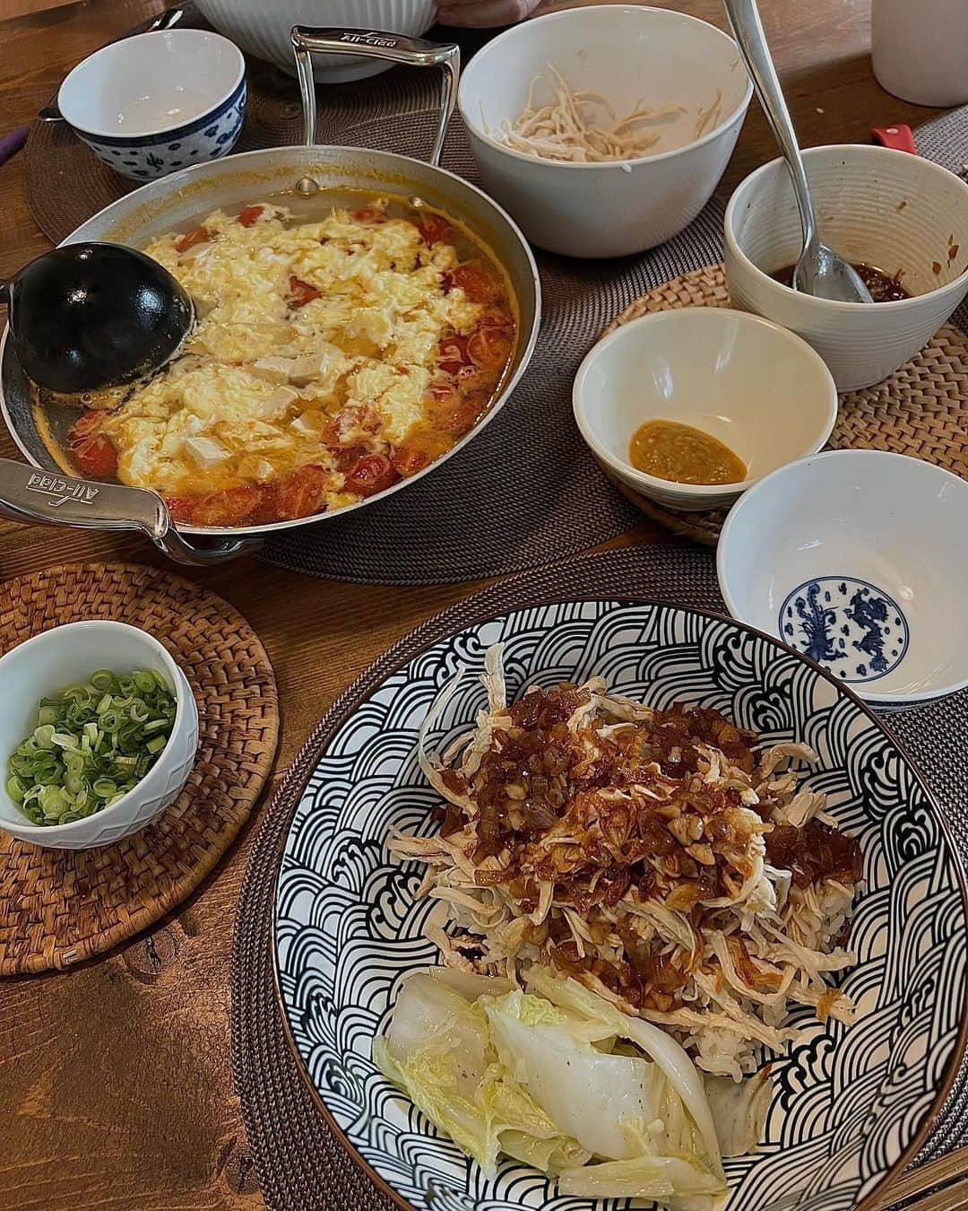 Duncanさんのインスタグラム写真 - (DuncanInstagram)「珍惜會為了你煮飯的人🥹  這次在維吉尼亞待了五個星期，最深刻的體悟就是早睡早起三餐正常，好好睡覺好好吃飯好好過生活。  1. 阿J師做的牛肉蓋飯差點忘了自己不是在餐廳 2. 阿J師不要蝦漿都自己做喔我又忘了自己在哪 3. 豬排也難不倒阿J師，馬鈴薯泥是我妹做的 4. 阿J師開餐車的話我要投資 5. 欸阿J師不要連瑪薩拉都會啦喂 6. 怎麼可能在維吉尼亞吃到這麼好吃的雞肉飯 7. 簡單但難忘的一頓早餐，謝謝妹妹阿J師 8. 妹的拿手菜：雞肉蔬菜史度（精選III有食譜） 9. 很少下廚的蘇珊阿姨煮了我超愛吃的櫛瓜麵，我是因為她才認識阿櫛的 10. 平常不下廚的安妮幫我做了牛排跟麻醬麵  好了我要睡了晚安：） . #homecookedmeals #family #friends #virginia #duncan #2023 #life #duncandesign」10月27日 1時46分 - duncan_design