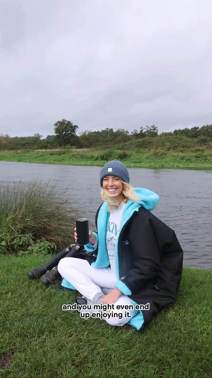 Zanna Van Dijkのインスタグラム：「ad My wild swimming staples ❄️   On chilly winter days there’s a few key things which can make wild swimming even more enjoyable!   ☕️ A hot drink - I carry a cup of tea in my @ember tumbler which keeps it at the perfect drinking temperature for hours. Allowing me to warm up from the inside out straight after a dip! ☔️ A changing robe - this helps me get in and out of my swimming gear with some of my dignity left intact! 🧥 Warm loose layers - ones which are easy to throw on & take off are key, no leggings!  🧤 Water booties & gloves - these help my extremities handle the chill so I can stay in the water for longer.   I’m honestly obsessed with my @ember tumbler, besides wild swimming I also use it for long drives, weekend walks or days sat at my desk - when I can be sipping a drink for hours and don’t want it getting cold 👌🏼♥️ #coldwaterswimming」