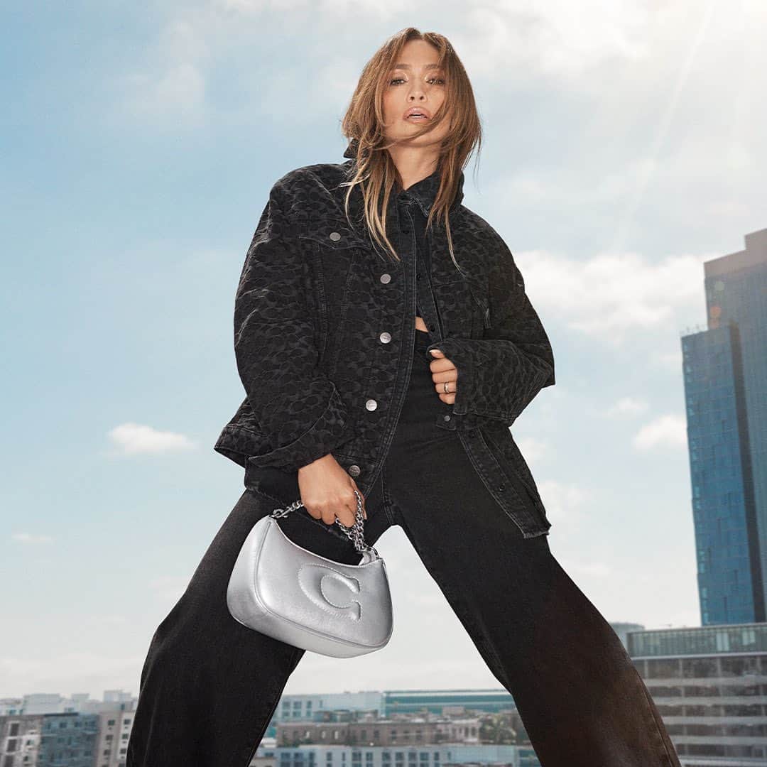 のインスタグラム：「Clouds can’t block #JenniferLopez’s brilliance. 🌤️  #WearYourShine. Our Fall 2023 story is a call to resist your inner critic and show your most confident self.  Photographer: @hannamoon69 Stylists: @robzangardi and @marielhaenn Hair: @hairbylorenzomartin Makeup: @ash_kholm Nails: @tombachik  #CourageToBeReal #CoachOutlet」