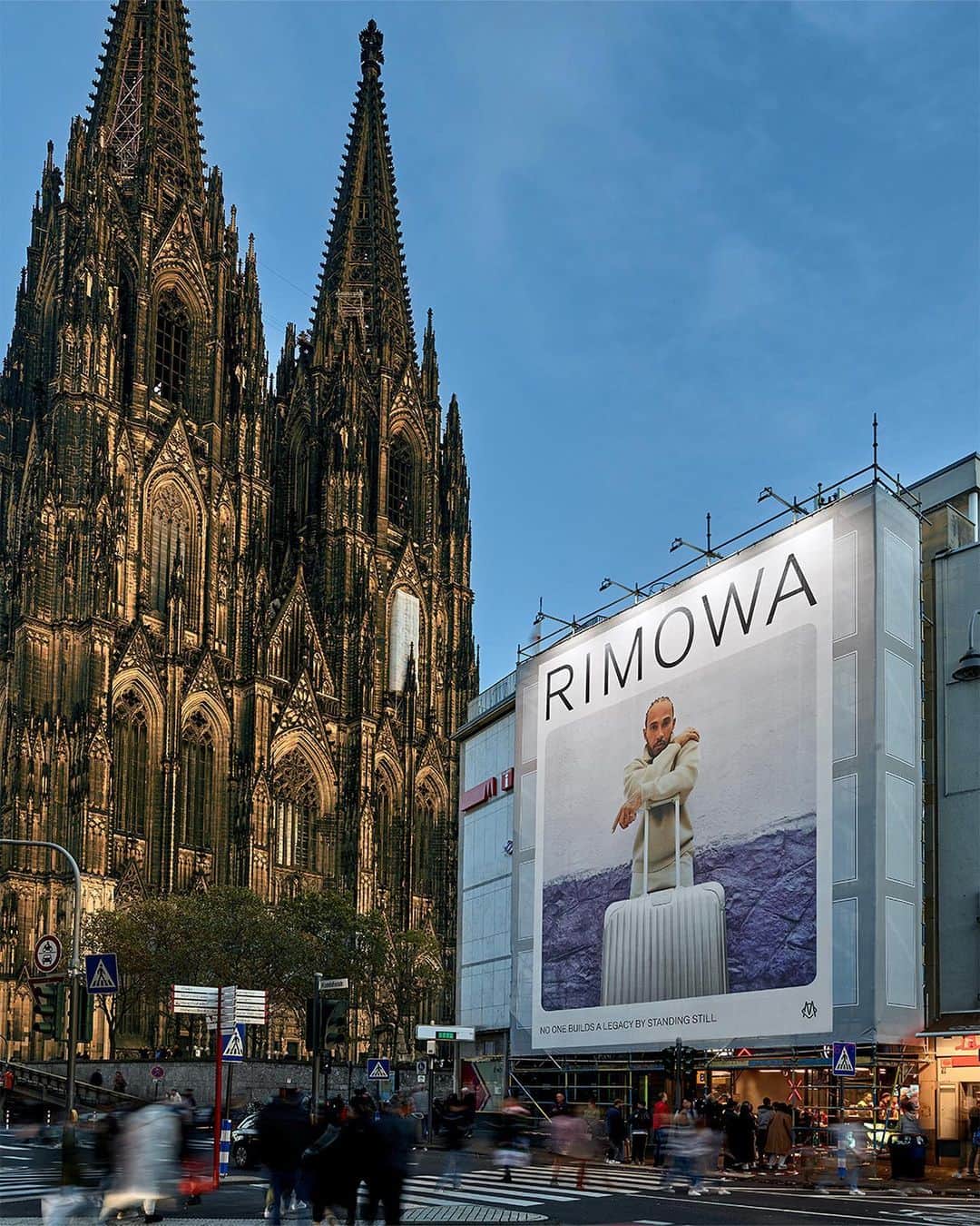 リモワさんのインスタグラム写真 - (リモワInstagram)「From Cologne to the world, RIMOWA’s global icons @roses_are_rosie, @k.mbappe and @lewishamilton take centre stage.  #RIMOWA #NeverStill」10月27日 1時58分 - rimowa