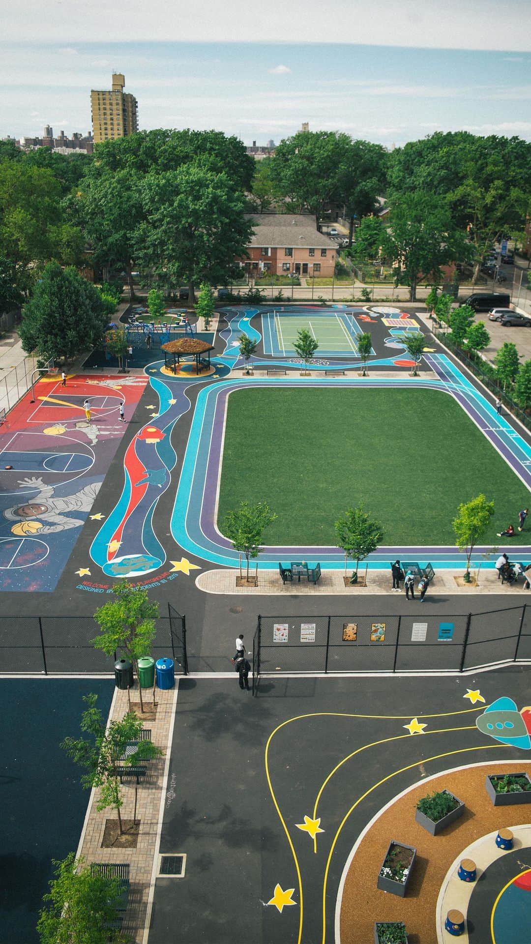 NIKEのインスタグラム：「Empowering community, one playground at a time! Nike’s Community Climate Resilience Program in partnership with @TrustForPublicLand is turning concrete schoolyards in NYC and LA into vibrant, sport-friendly urban green spaces for nearly 100,000 people in the surrounding communities. These rejuvenated spaces are one more step towards a resilient, inclusive future for all! 🌳🏀🌎  Learn more about all the ways Nike is helping to protect the future of the planet and the future of sports by hitting the link in our bio.」