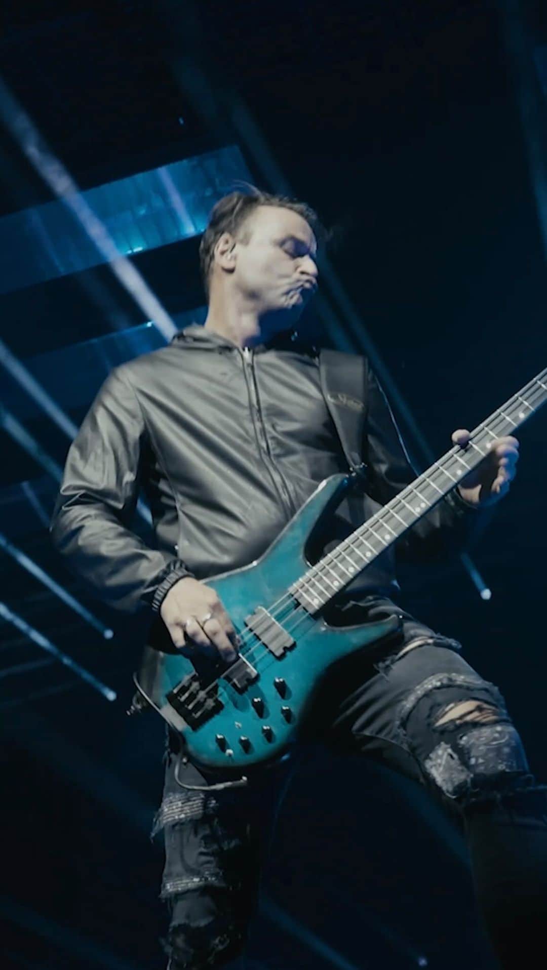 MUSEのインスタグラム：「Absolution Track Eight - Hysteria One of our most iconic basslines. On the recorded version, at 1:34 a scratching can be heard... this is actually Matt playing the bassline on his guitar and scratching the strings with his plectrum 🎸  Link in bio and stories.」