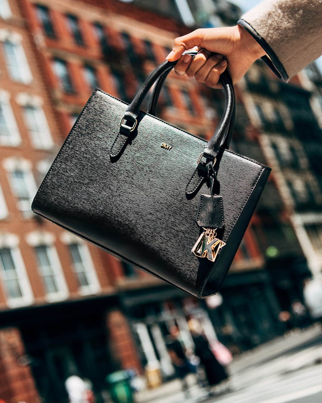 DKNYのインスタグラム：「We know how to leave our mark on the city.  #DKNYFORYOU」