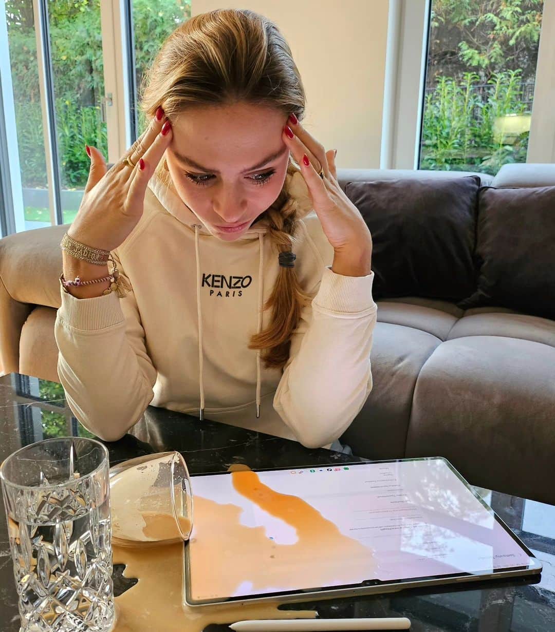 ソフィア・フロルシュさんのインスタグラム写真 - (ソフィア・フロルシュInstagram)「Anzeige // Wenn der Morgen schon damit beginnt, dass man seinen Kaffee über sein NEUES Tablet schüttet 😖 Definitiv ein kleiner Schockmoment, aber da mein #GalaxyTabS9 Ultra wasserdicht ist, nicht allzu schlimm. Einmal wieder alles aufwischen und weiter geht's 😁💪🏽 // @samsunggermany // #TeamGalaxy #withGalaxy」10月27日 1時56分 - sophiafloersch
