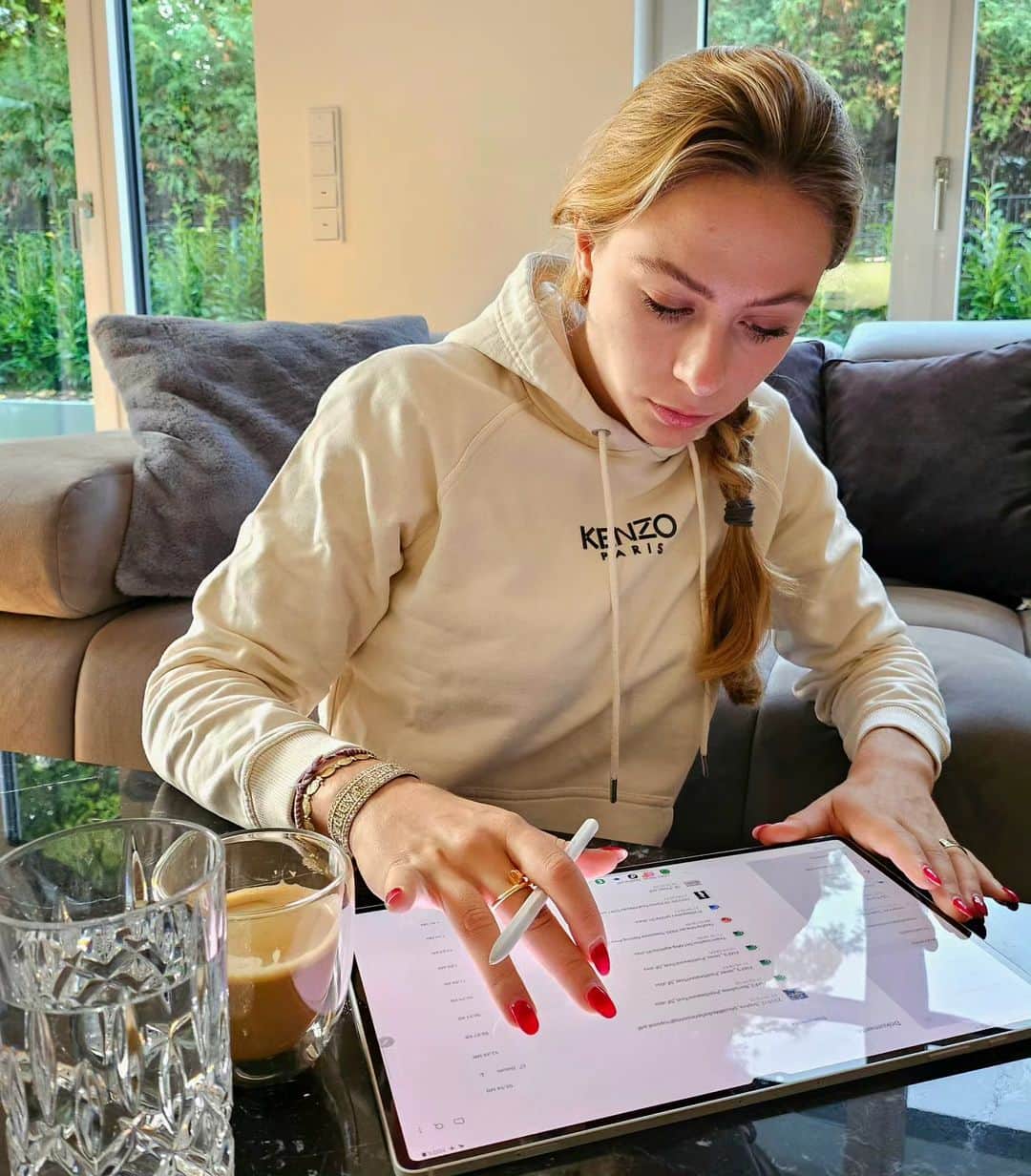 ソフィア・フロルシュさんのインスタグラム写真 - (ソフィア・フロルシュInstagram)「Anzeige // Wenn der Morgen schon damit beginnt, dass man seinen Kaffee über sein NEUES Tablet schüttet 😖 Definitiv ein kleiner Schockmoment, aber da mein #GalaxyTabS9 Ultra wasserdicht ist, nicht allzu schlimm. Einmal wieder alles aufwischen und weiter geht's 😁💪🏽 // @samsunggermany // #TeamGalaxy #withGalaxy」10月27日 1時56分 - sophiafloersch