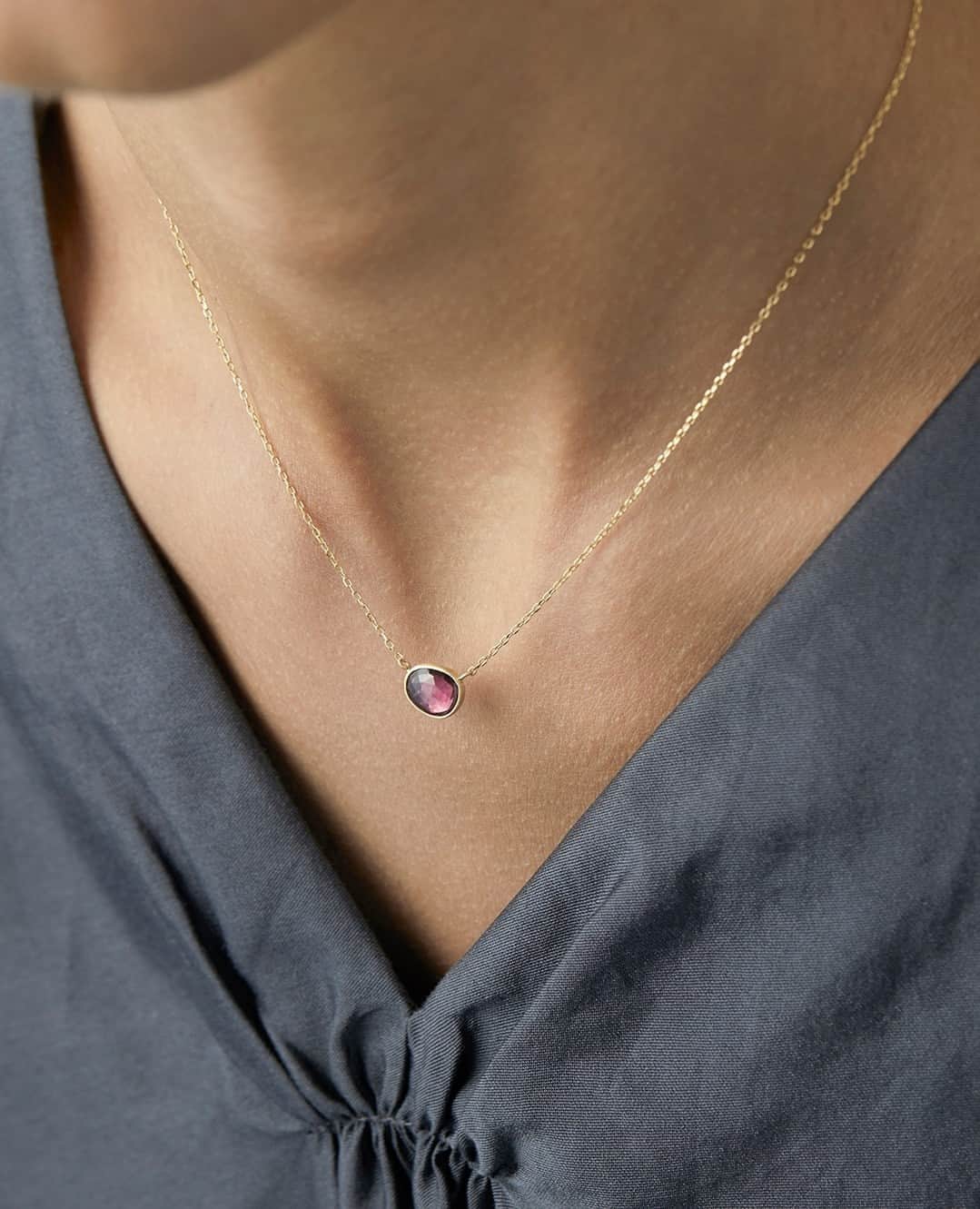サトミ カワキタのインスタグラム：「One of our new tourmaline necklaces in the richest pink hue ✨」