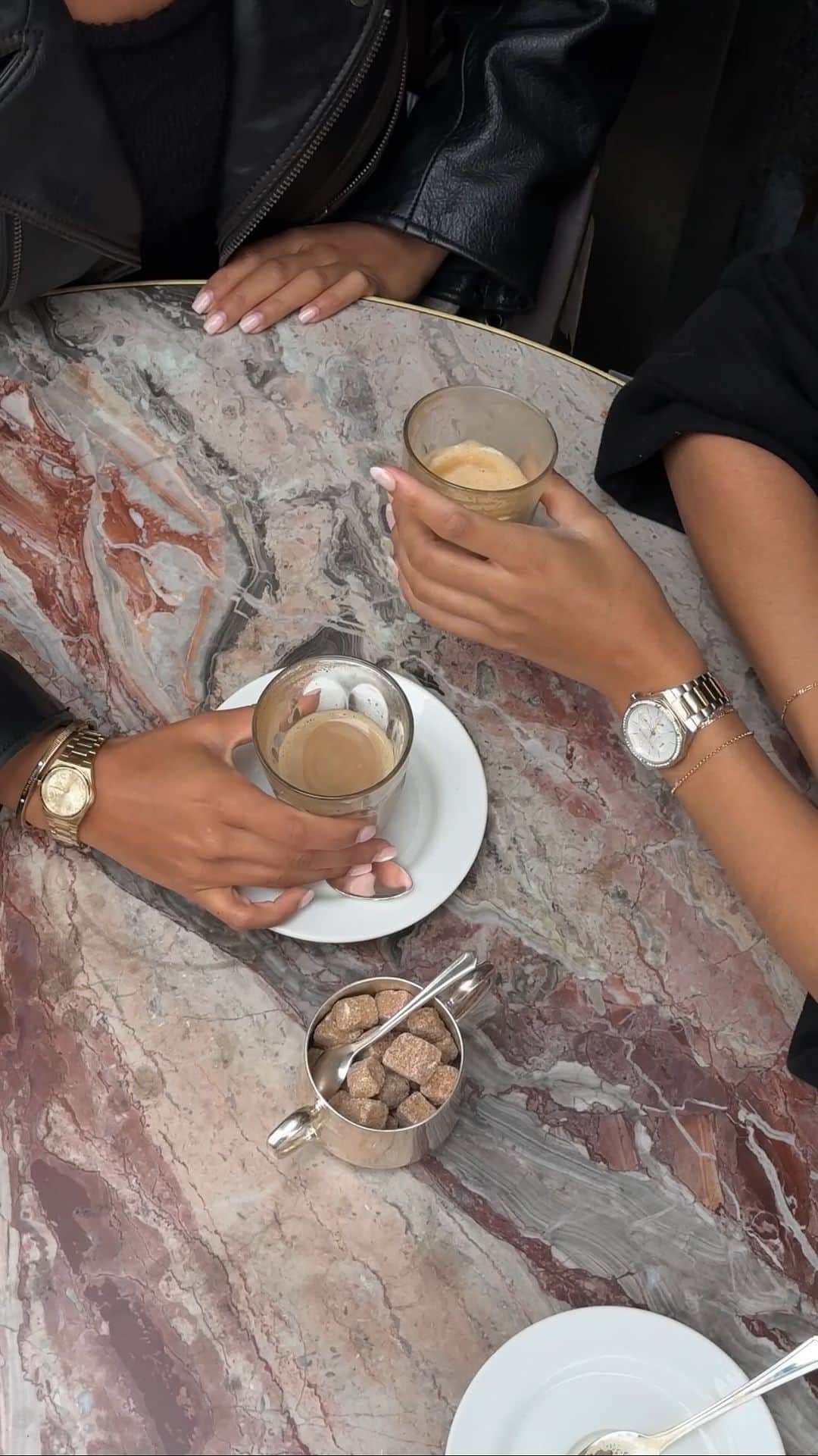 Olivia Burtonのインスタグラム：「I will always cherish the moments I have with my sister big or small, they mean a lot and I always leave with my cup feeling that bit fuller. For our latest catch up I have styled my favourite @oliviaburtonlondon pieces on us both for an extra special touch. 🫶🏽| AD   #OliviaBurtonMoments   You can find me in: A beautiful mix of versatile two toned pieces including, the Hexa Multifunction Two Tone watch, the Interlink Two Tone necklace, the Honeycomb bracelet & the classic Minima Bee Gold Hoop earrings.   You can find Loz in: More minimal classic styles in gold tones including, the Linear Bangle, the Mini Hexa watch and the Vintage Bead Interlinked Circle earrings all in gold.  @oliviaburtonlondon #oliviaburtonmoments #oliviaburtoncollective」