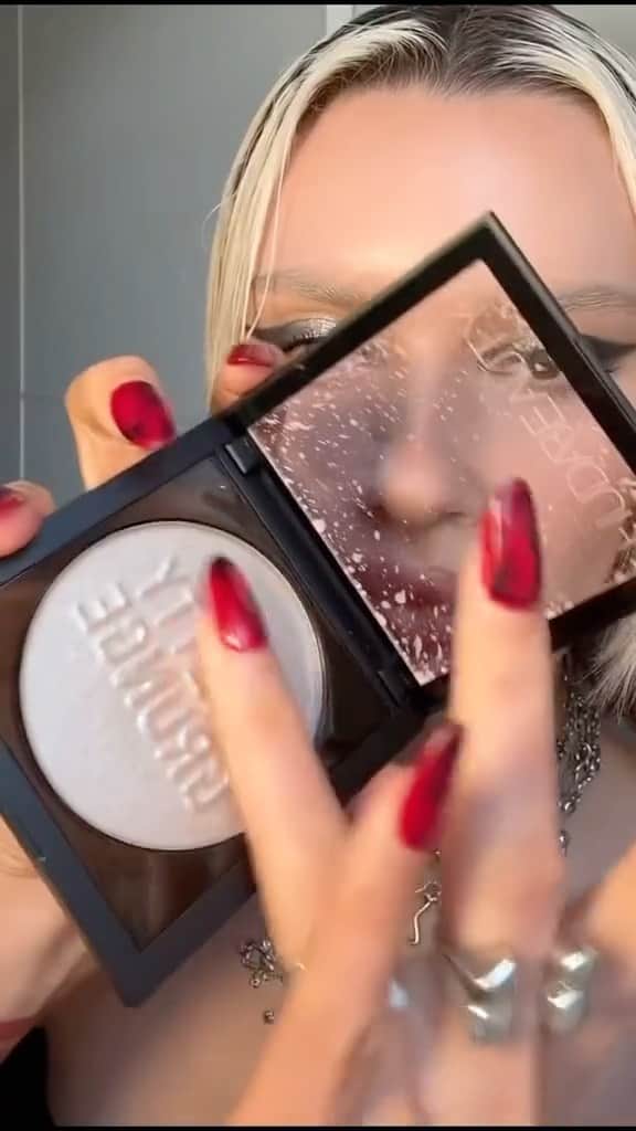 Huda Kattanのインスタグラム：「Shoutout to @victoriasharp_ for dropping a killer tutorial using our NEWEST Pretty Grunge Collection 🖤  It’s giving out-out vibes! 🤘🌟   Here’s how she creates this magic:   🖤 Renegade for a smudged liner effect 🖤 Maverick over the middle lid 🖤 Renegade in the inner corner of the eye 🖤 Final touches with shade Rebelle   For those lips, she’s rocking our Pretty Grunge Mini Liquid Matte Quad with the shade Maverick & the finishing touch? Our Pretty Grunge Face Blush Gloss!  Keep rockin’, Victoria! 🖤💄🎸   🌍  𝗔𝗩𝗔𝗜𝗟𝗔𝗕𝗟𝗘 𝗚𝗟𝗢𝗕𝗔𝗟𝗟𝗬 𝗡𝗢𝗩 𝟭 🌎 #PrettyGrunge」