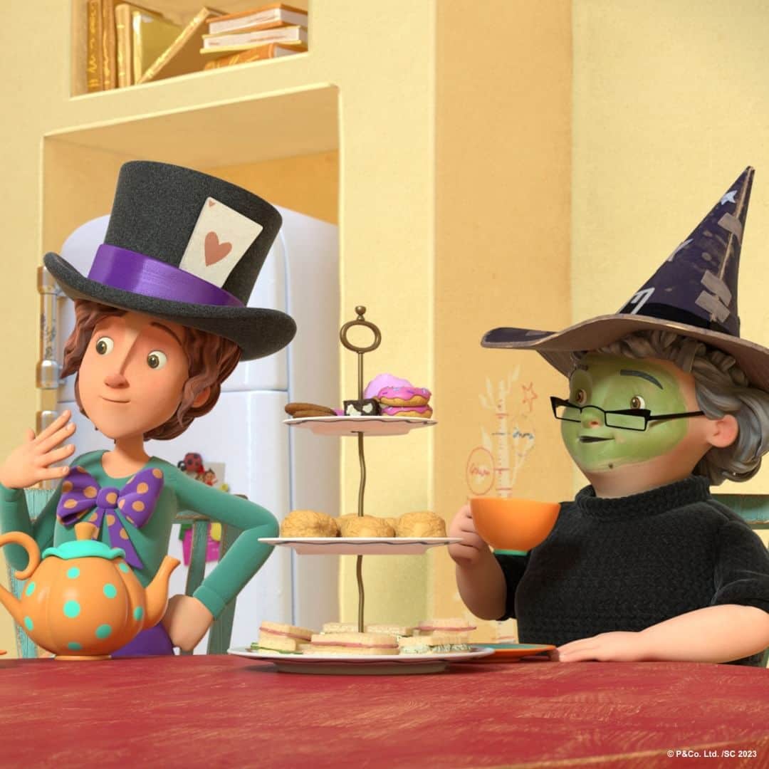 Paddington Bearのインスタグラム：「The preparations have begun at 32 Windsor Gardens with 5 days to go 🎃」
