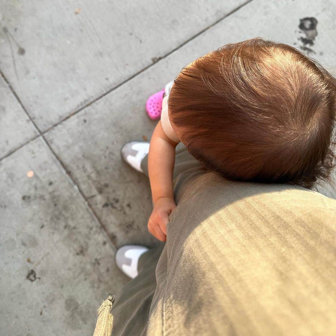 ジェナ・アウシュコウィッツのインスタグラム：「The world feels so heavy. Sending virtual hugs to you all 🫶🏻」