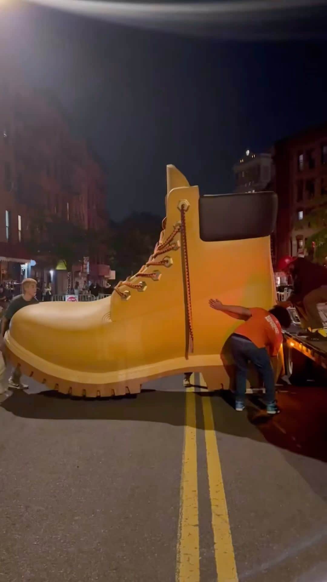 Nice Kicksのインスタグラム：「What’s goin’ on in NYC? 😂🗽 🎥: @neverevan | Follow @nicekicks for more #sneakers content! 🔥👟」