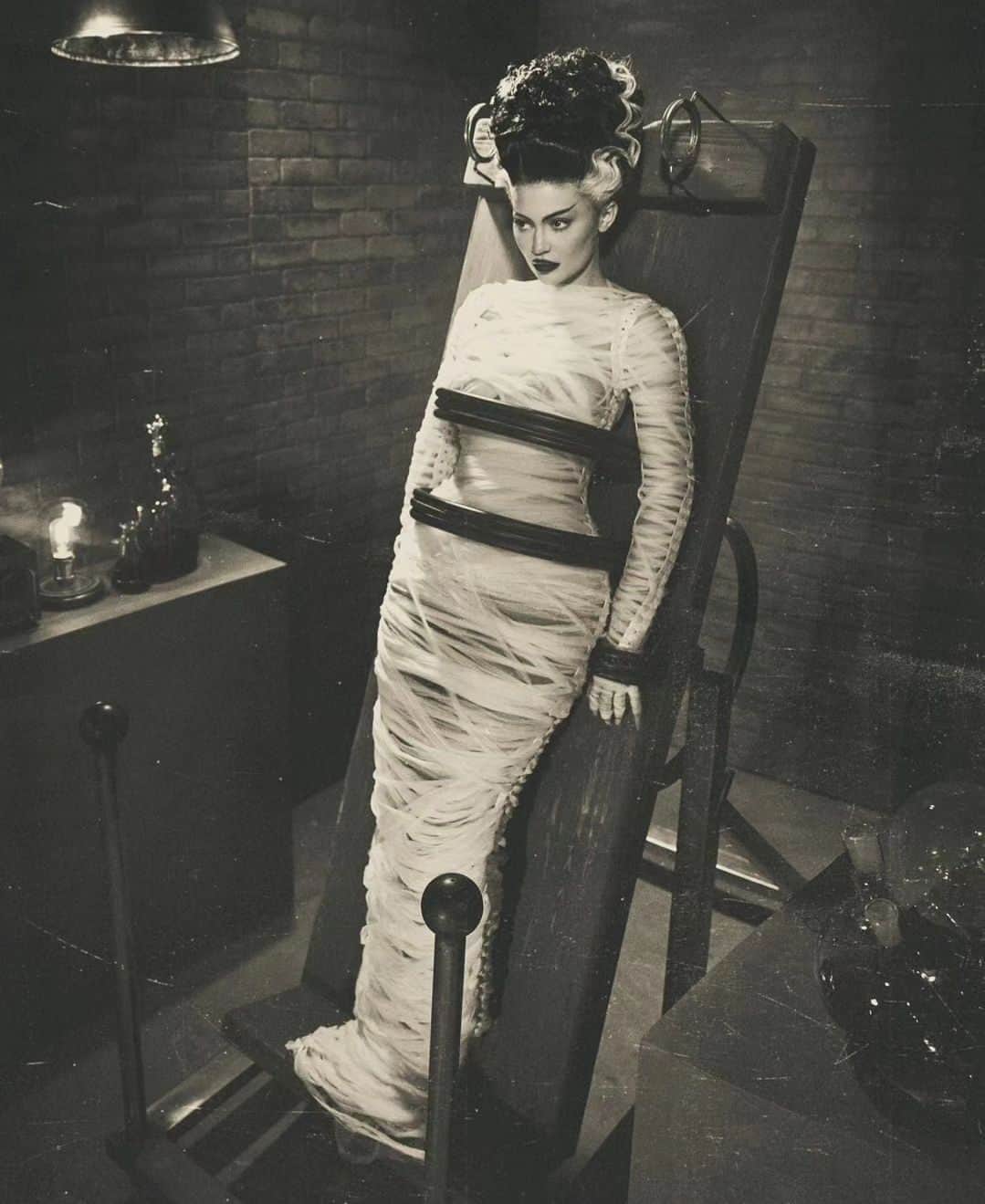 のインスタグラム：「#NoRadar A noite de Halloween (31 de outubro) está quase a chegar e ainda não sabe o que usar? Mais assustadoras, em família ou inspiradas em figuras icónicas, deslize para encontrar 10 sugestões 🧛‍♀️🕸  #luxwoman #NoRadar #halloween #celebridades #disfarces」